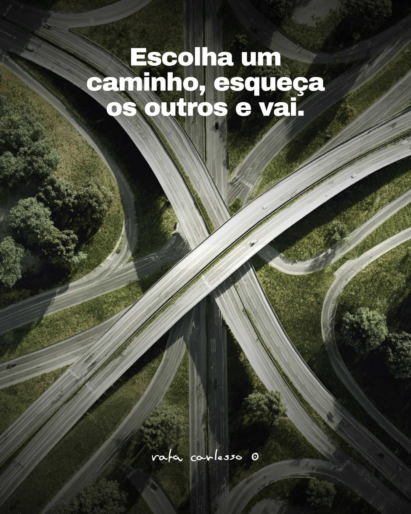 Decidir &eacute; um ato de poder.

O mundo admira quem tem clareza.
&ldquo;Escolha um caminho, esque&ccedil;a os outros e vai.&rdquo;

&mdash; Posicionamento &eacute; energia.