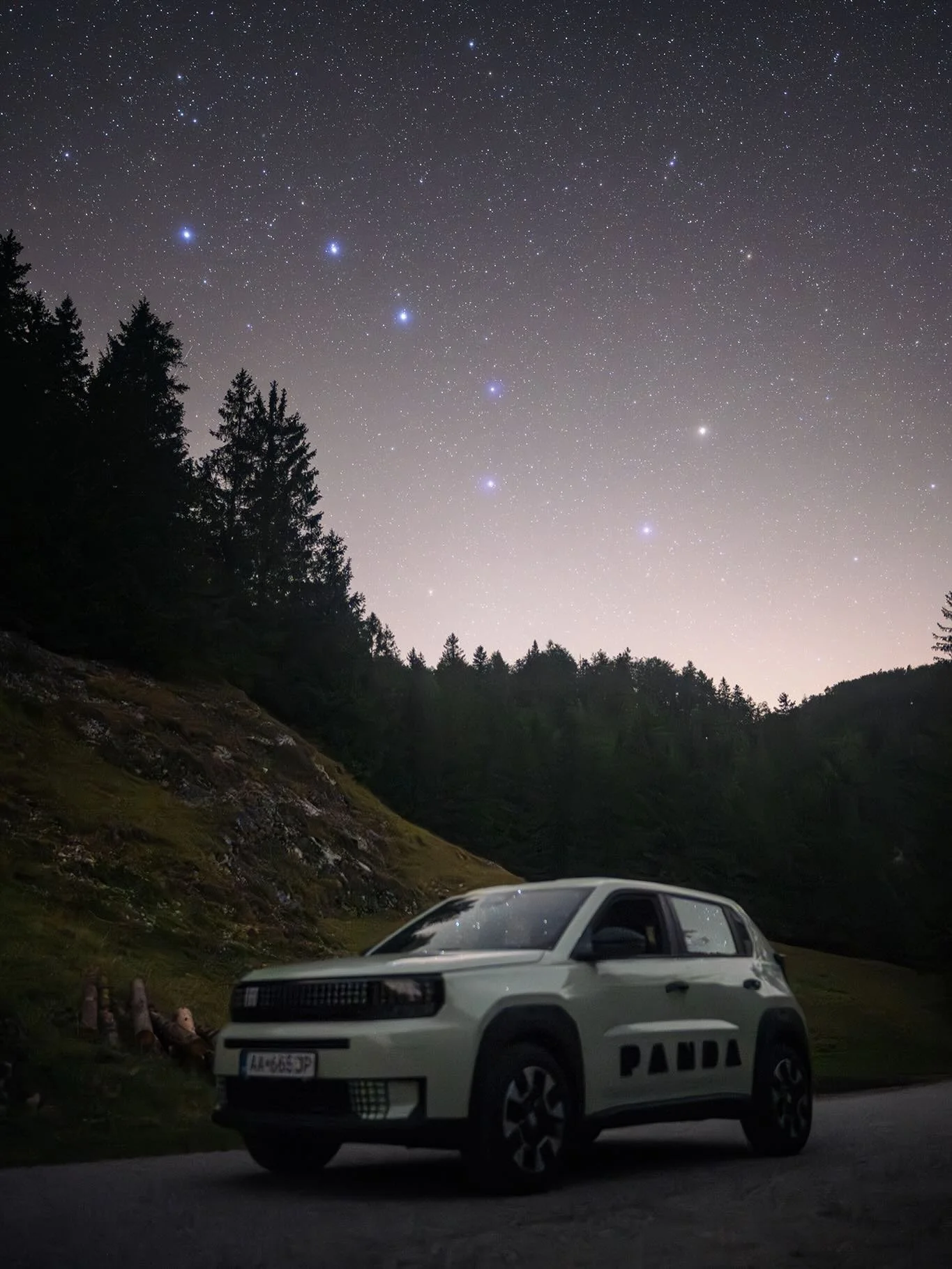 M&aacute;m r&aacute;d v&yacute;zvy a predomnou jedna zauj&iacute;mav&aacute; st&aacute;la. Zbaliť si techniku do zelenkavej Grande Pandy a vyraziť za kr&aacute;snou pr&iacute;rodou a tmavou nočnou oblohou do m&ocirc;jho obľ&uacute;ben&eacute;ho Slove