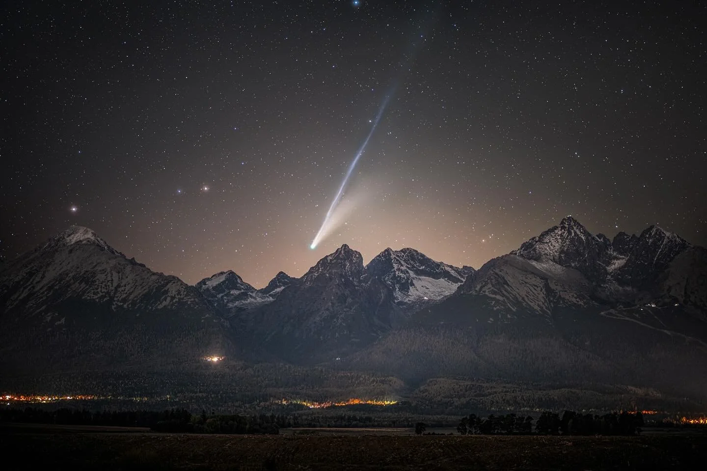 Comet Lemmon over the High Tatras ☄️

A truly unique capture of comet C/2025 A6 Lemmon, which has been drawing the attention of skywatchers and astrophotographers around the world in recent weeks. This dreamy scene was photographed from the village o