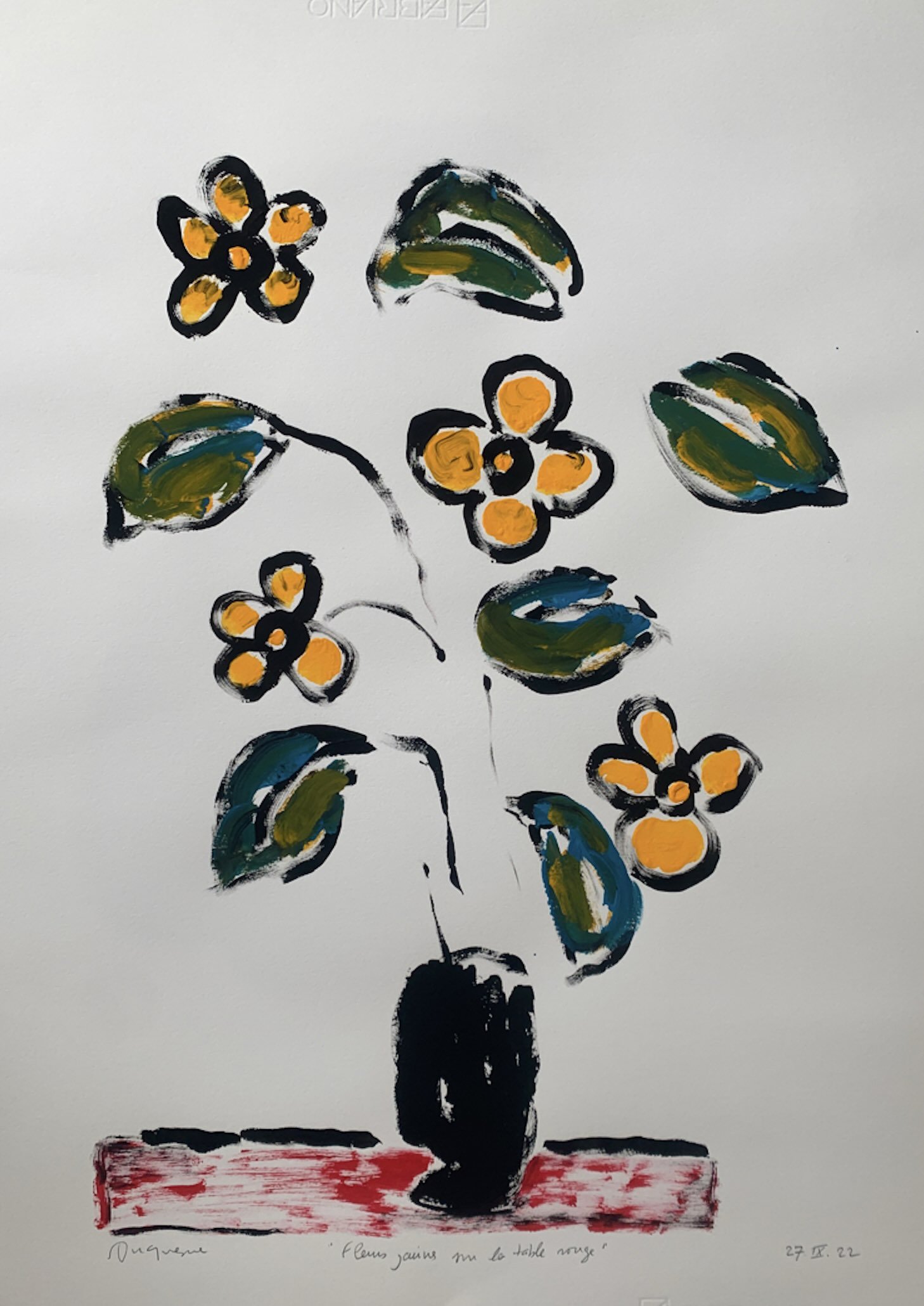 Fleurs jaunes sur la table rouge