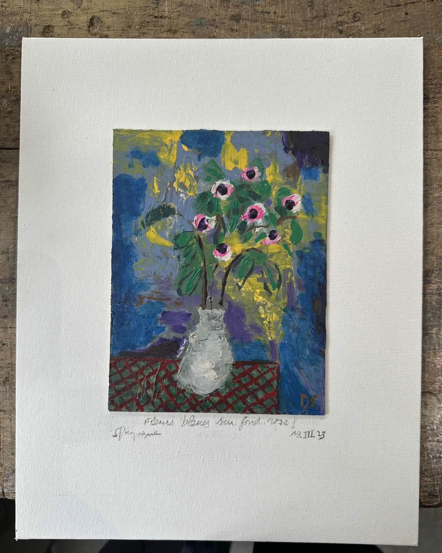 Fleurs bleues sur fond rose