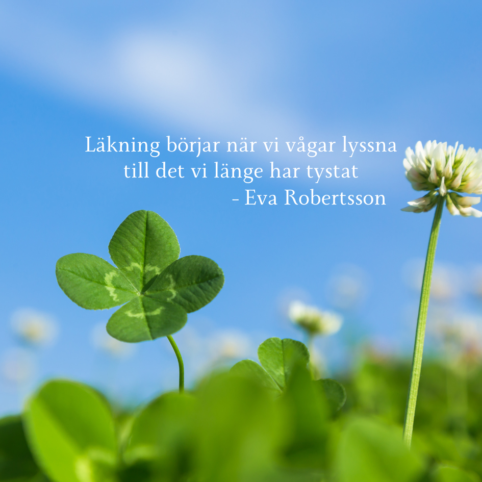 Bild Vitklöver, fyrklöver med ljusblå sommarhimmel Citat Läkning börjar när vi vågar lyssna till det vi länge har tystat - Eva Robertsson Bild hämtat från Canva