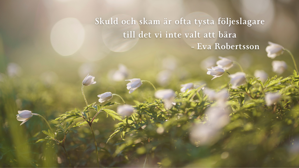 Bild Vitsoppor växer på grön mossa Citat Skuld och skam är ofta tysta följeslagare till det vi inte valt att bära - Eva Robertsson Bild hämtat från Canva