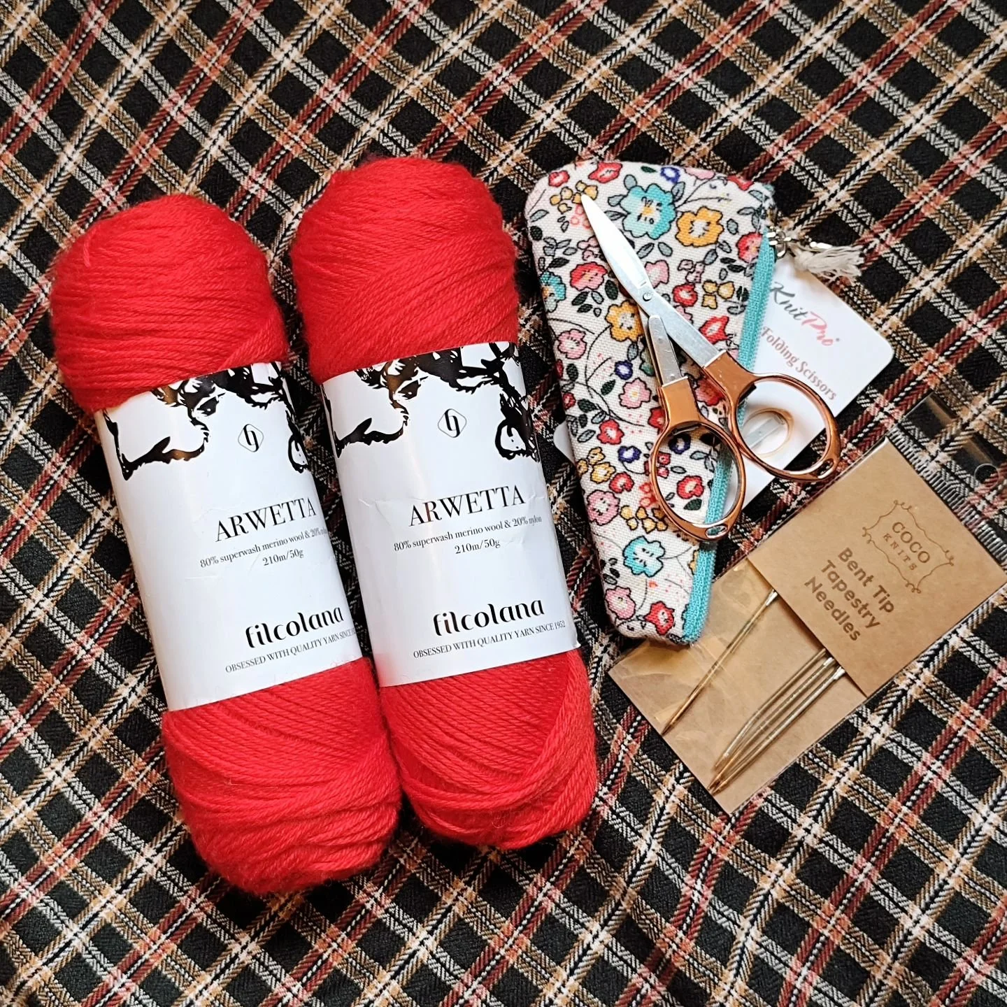 ✨ Mes petites trouvailles d'hier, apr&egrave;s avoir fait un tour chez @lilweasel et @lestricoteursvolants, avec une pause caf&eacute; chez @kalanymya en compagnie de @jeannehelena_ ✨

 - Arwetta coloris 138 parce que j'ai envie d'une paire de chauss