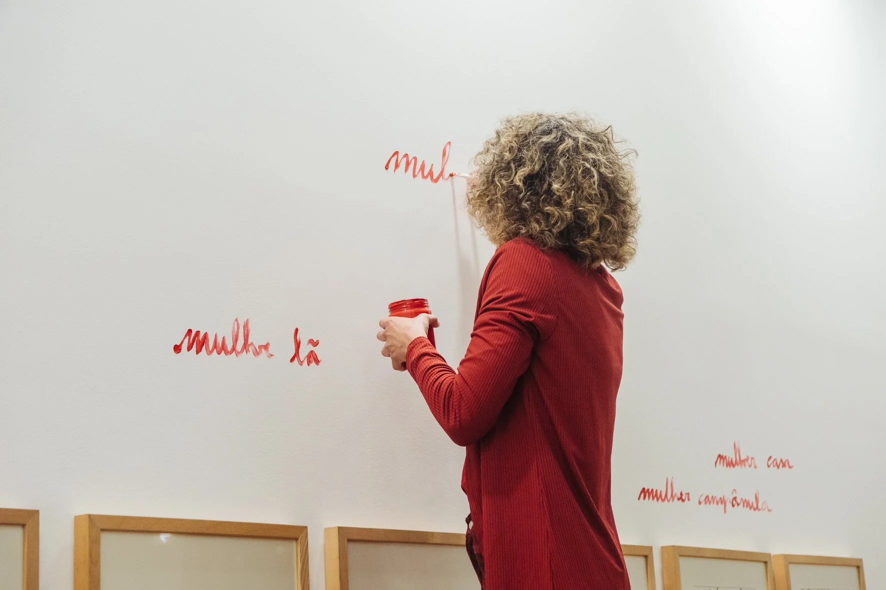 Women, performance, Julio Gallery, Vila do Conde, photo by CMVC