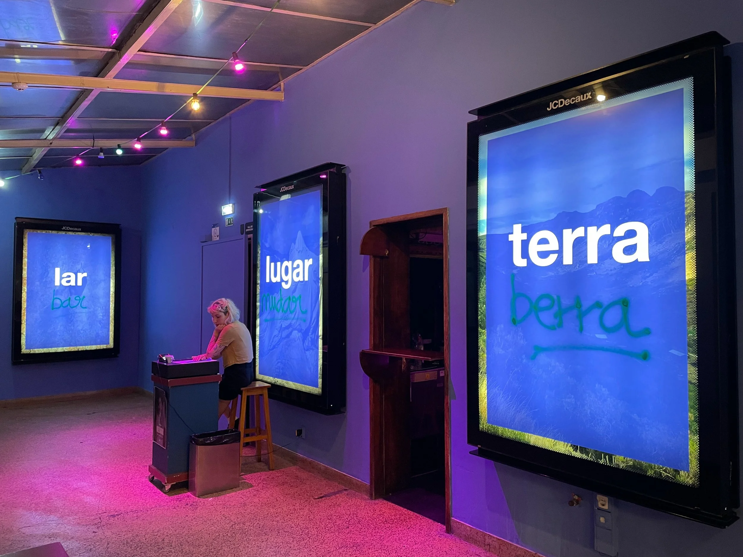 Installation view, Máus Hábitos, Porto