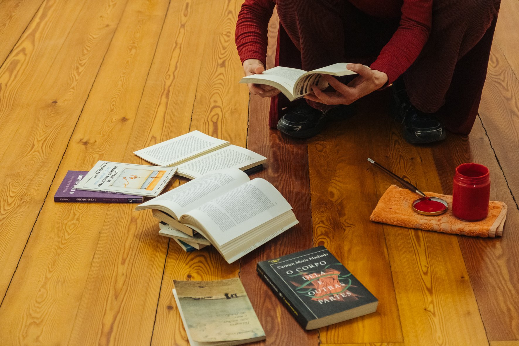 Women, performance, Julio Gallery, Vila do Conde, photo by CMVC