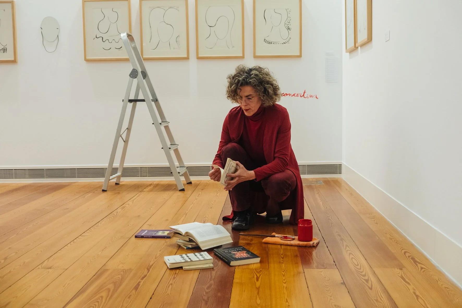 Women, performance, Julio Gallery, Vila do Conde, photo by CMVC