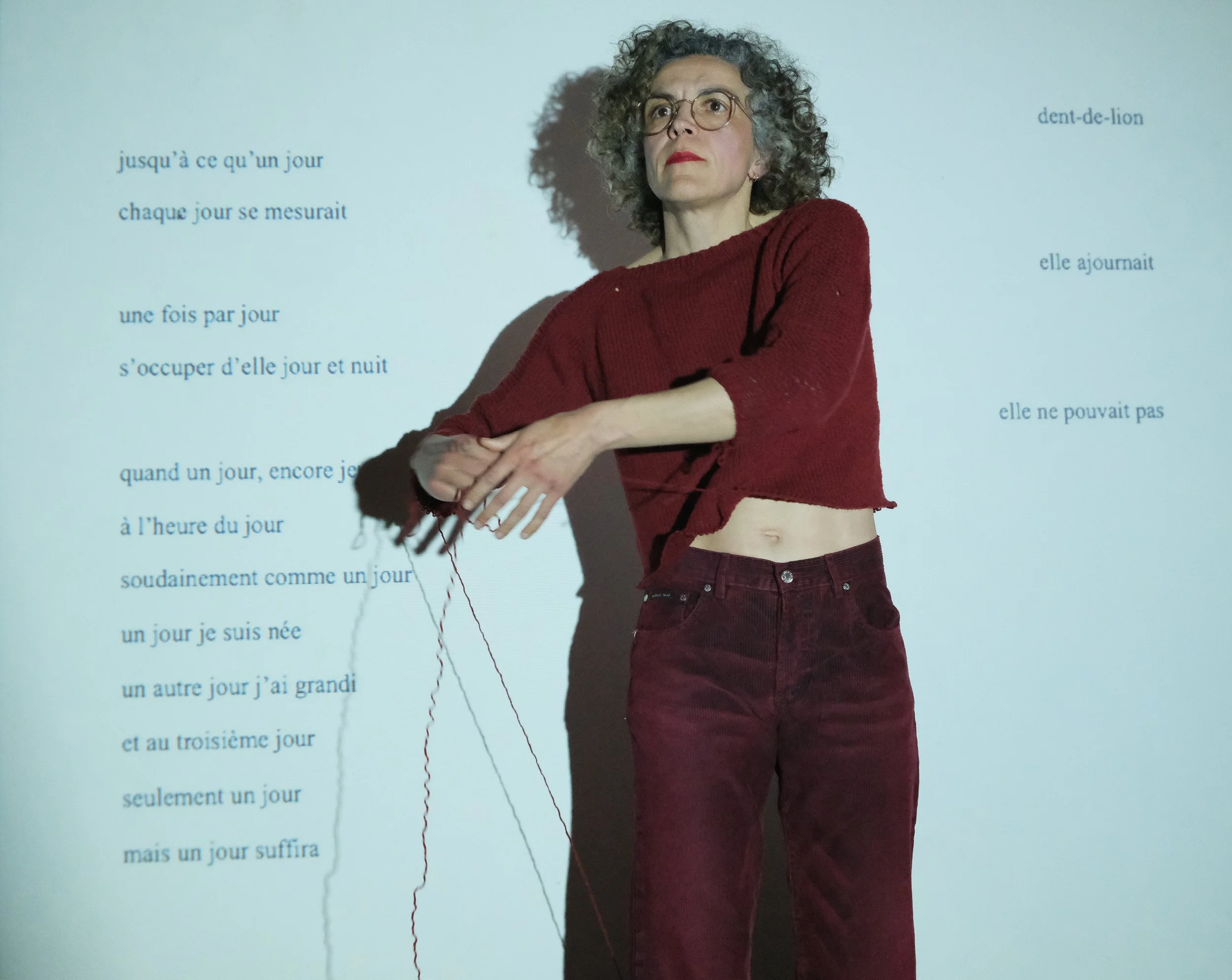 au milieu des jours vécus, performance, Salon Ensaio Paris, photo by Lea Castro Neves