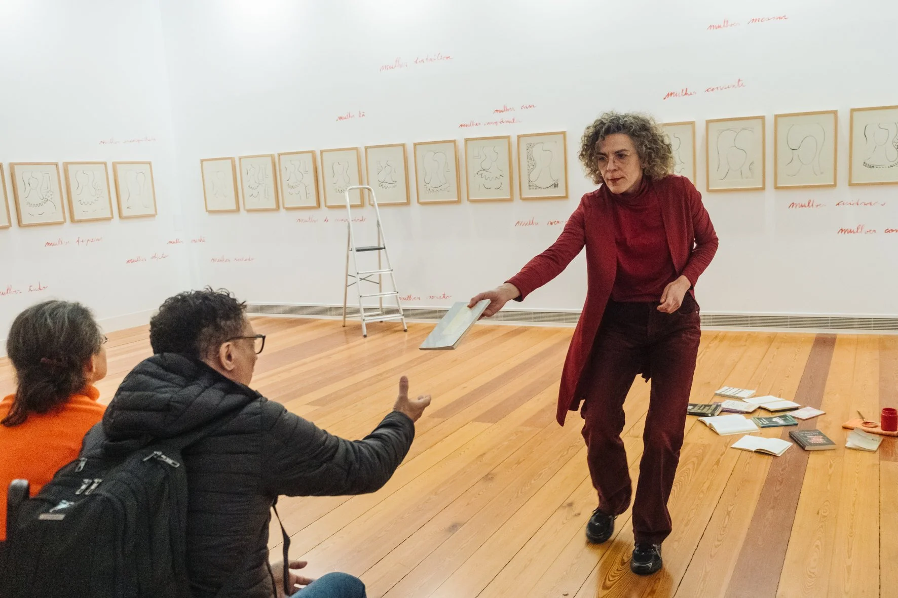 Women, performance, Julio Gallery, Vila do Conde, photo by CMVC