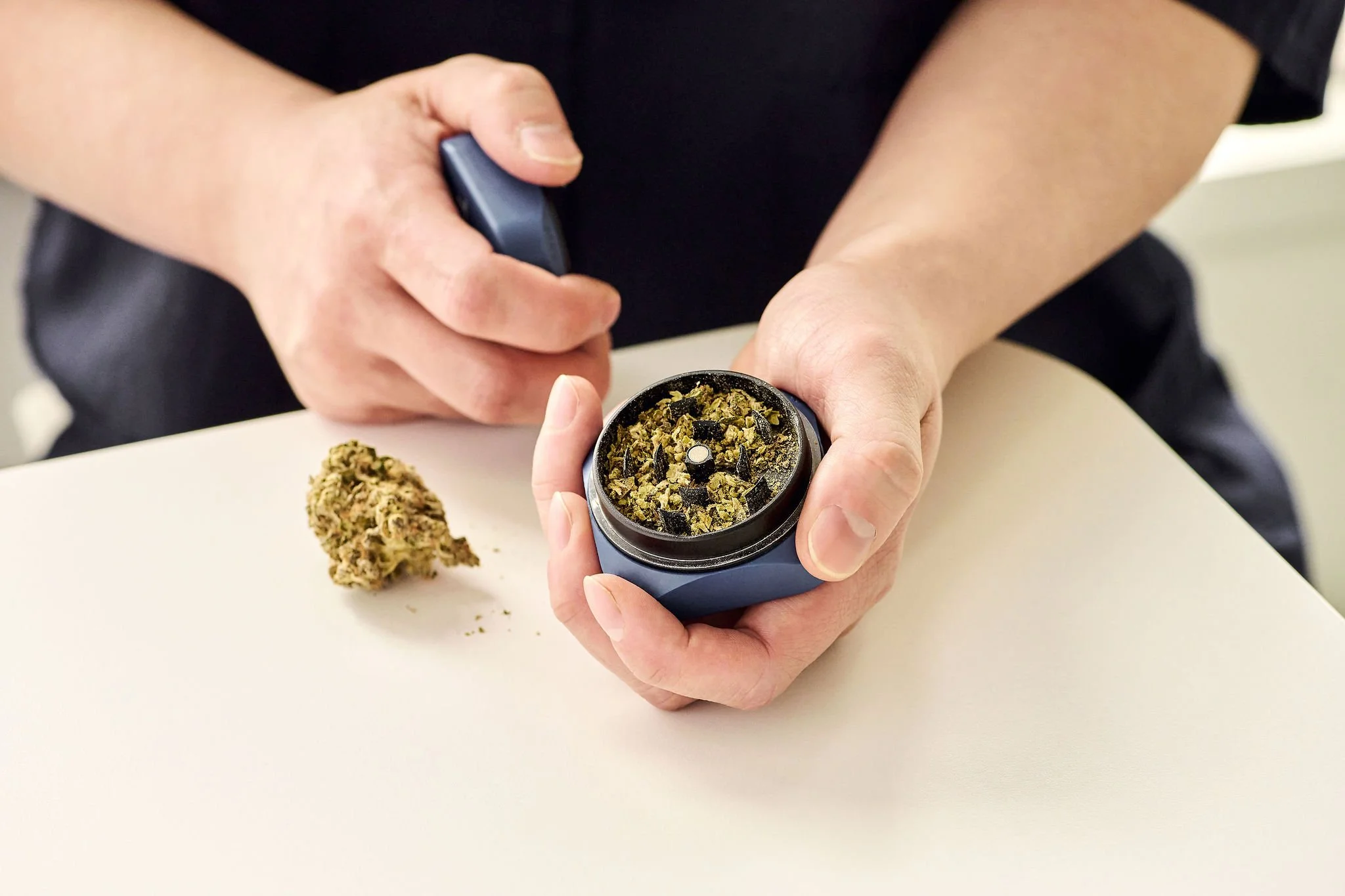 211208_SanteCannabis-04-Nurse_holding_grinder-0246.jpg