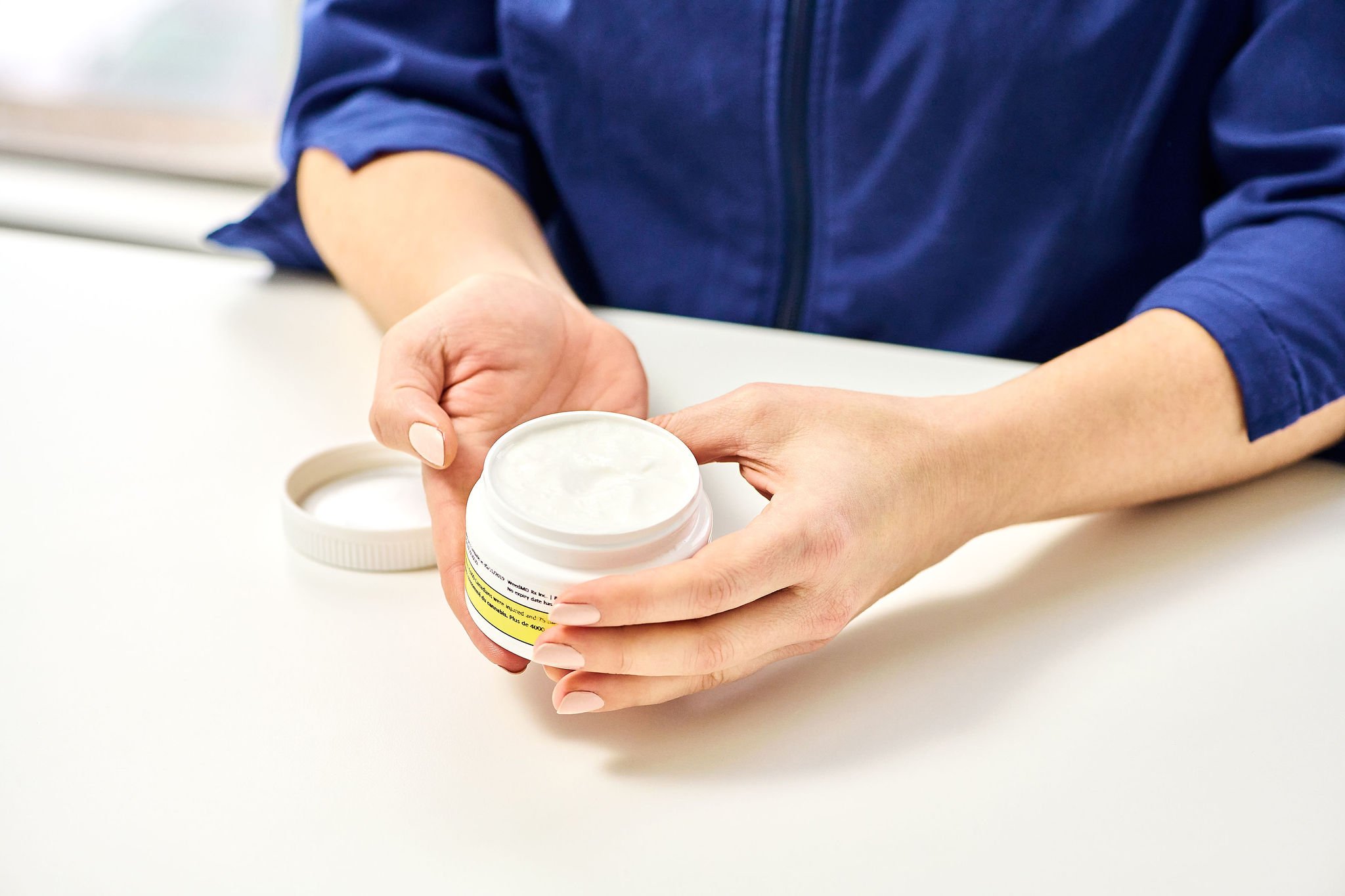 211208_SanteCannabis-13-Holding_jar-0947.jpg