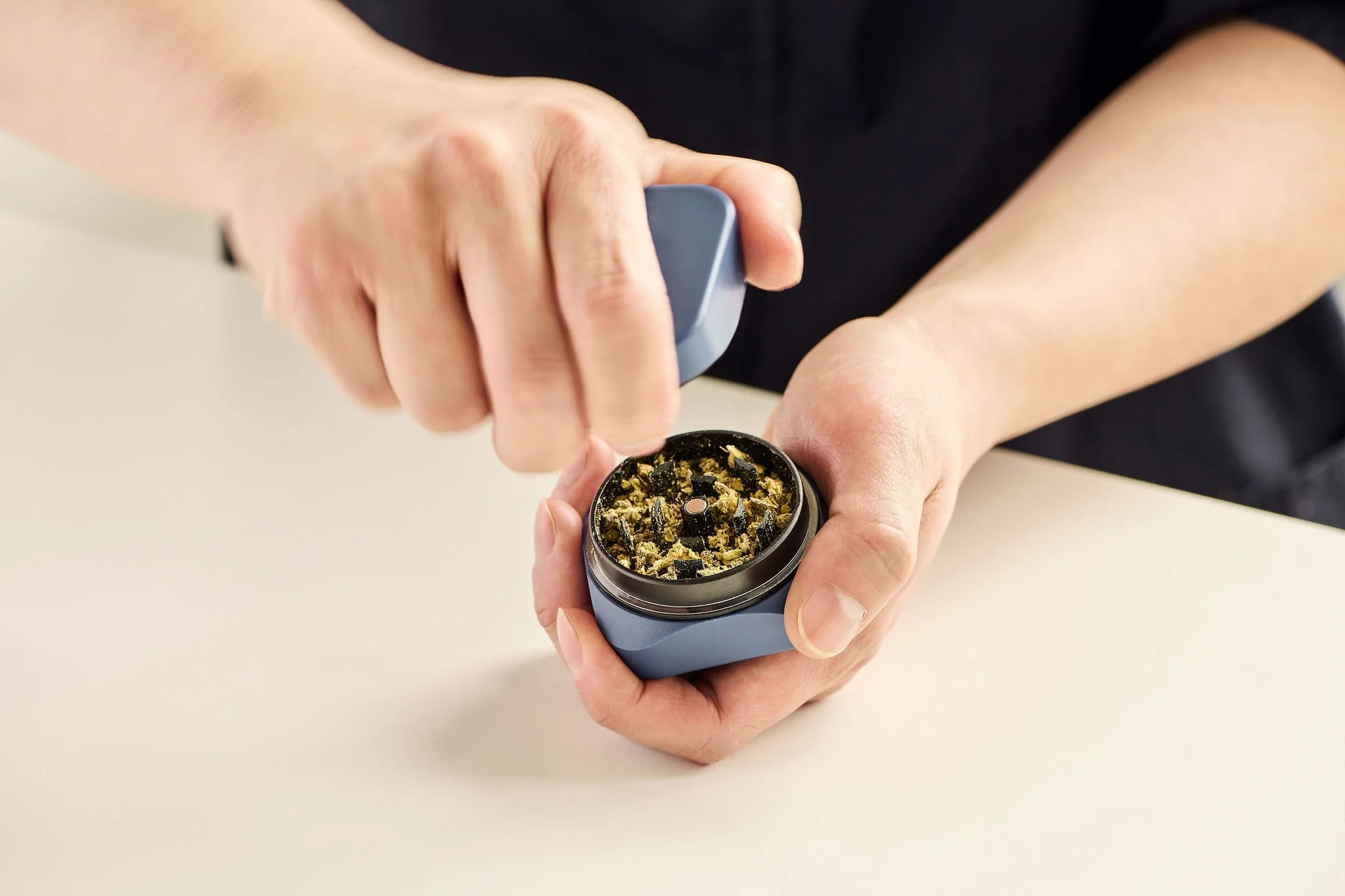 211208_SanteCannabis-03-Nurse_twisting_grinder-0204.jpg