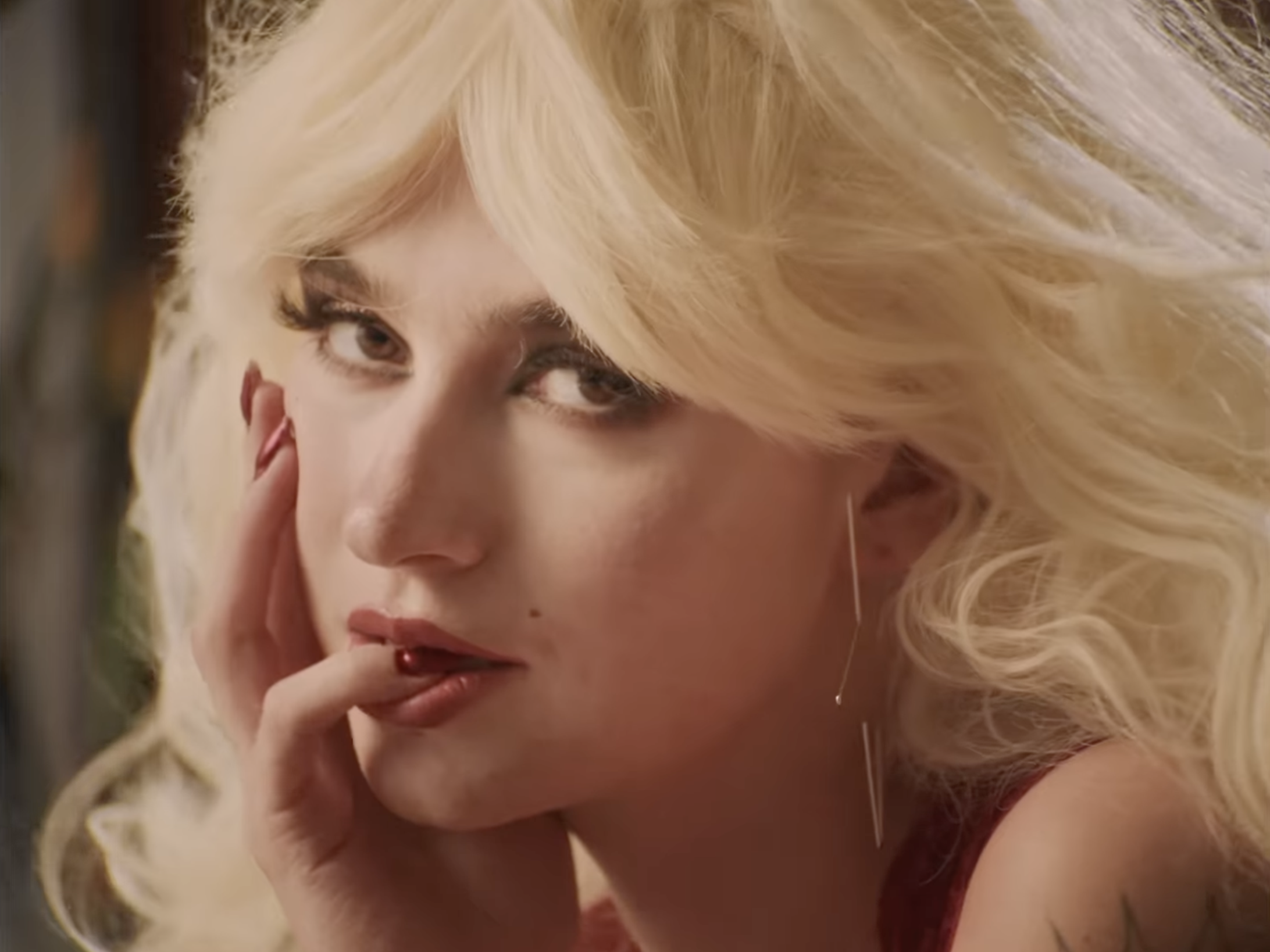 Maris - It's Hard_Still 13.png