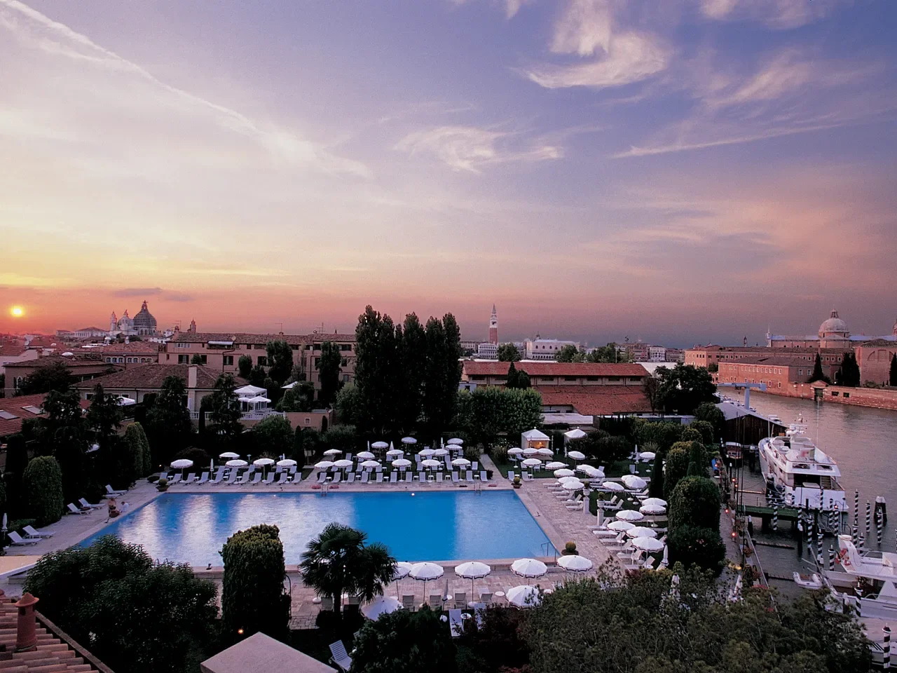 Pool-BelmondHotelCipriani-VeniceItaly-CRHotel.webp