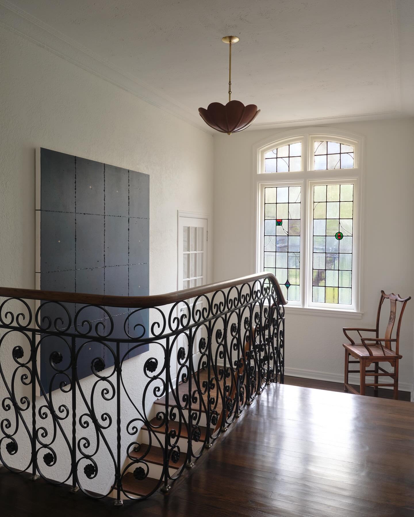 We had to add 8&rdquo; to this railing to bring it up to code. We came up with this squiggly curve top section intended to blend seamlessly into the existing railing. I love how it turned out! 

Interiors @dafandco 
Photography @lindsay_brown 
Stylin