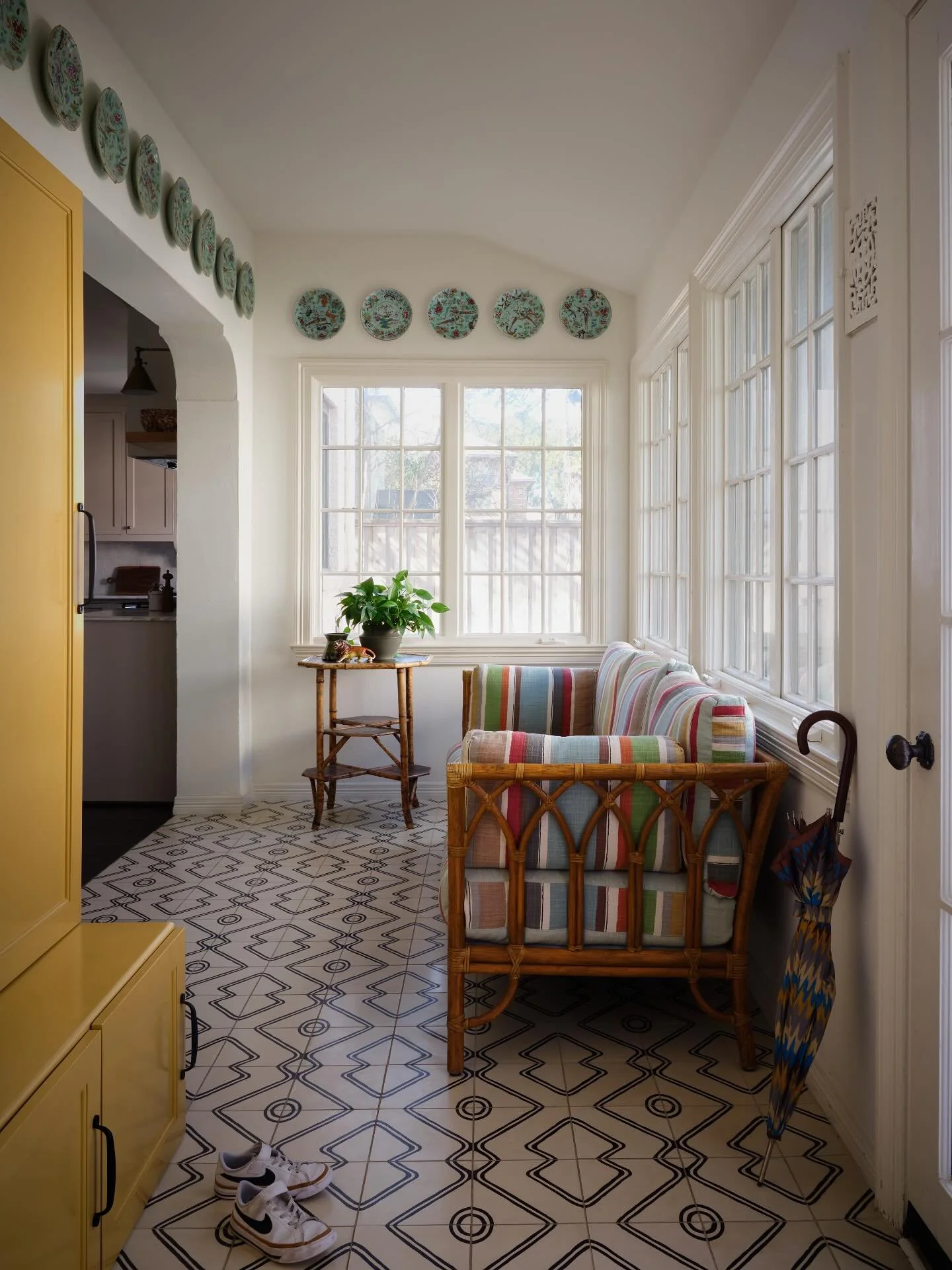 When the drop zone is off the kitchen, we take extra care to make it beautiful and functional. 

Interiors @dafandco 
Photography @lindsay_brown 
Styling @adamfortner