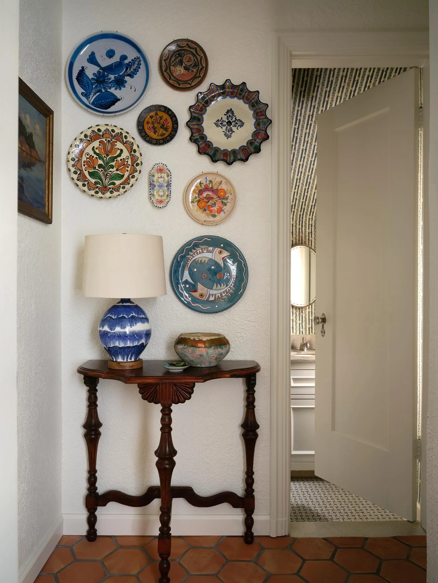Sometimes it&rsquo;s the tiny spaces that provide the opportunity for the most special moments. Details matter. Plates sourced from Turkey, Mexico, Greece, and Spain on Etsy. 

Interiors @dafandco 
📸 @lindsay_brown 
Styling @adamfortner