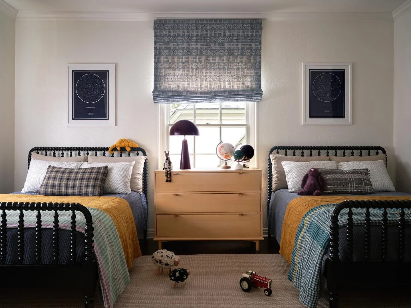 An imperfect match 🤍🤎 The core pieces provide symmetry and the different vintage Indian blankets and pillows mess with it just enough. 

Interiors @dafandco 
📸 @lindsay_brown 
Styling @adamfortner