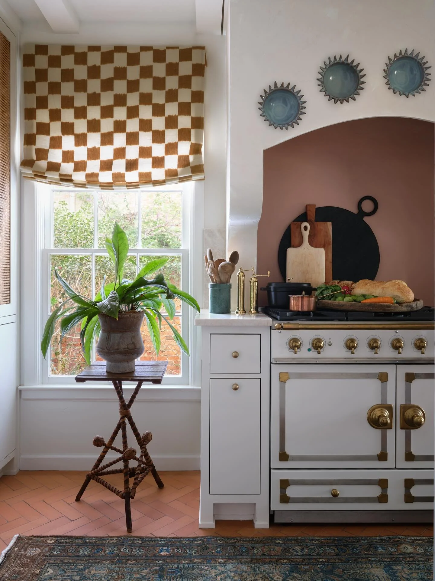 Preparing for a dinner party tonight. Thinking about this kitchen we shot last spring as I&rsquo;m about to make a giant mess in mine!

Interiors @dafandco 
Photography @lindsay_brown 
Styling @annkwak