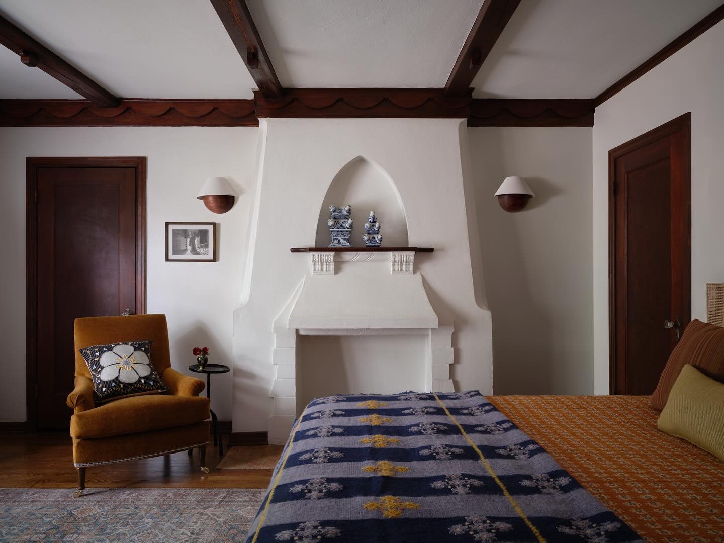 A cozy bedroom worthy of sleeping in after a day light savings Sunday &hellip;

Interiors @dafandco 
📸 @lindsay_brown 
✨ @annkwak