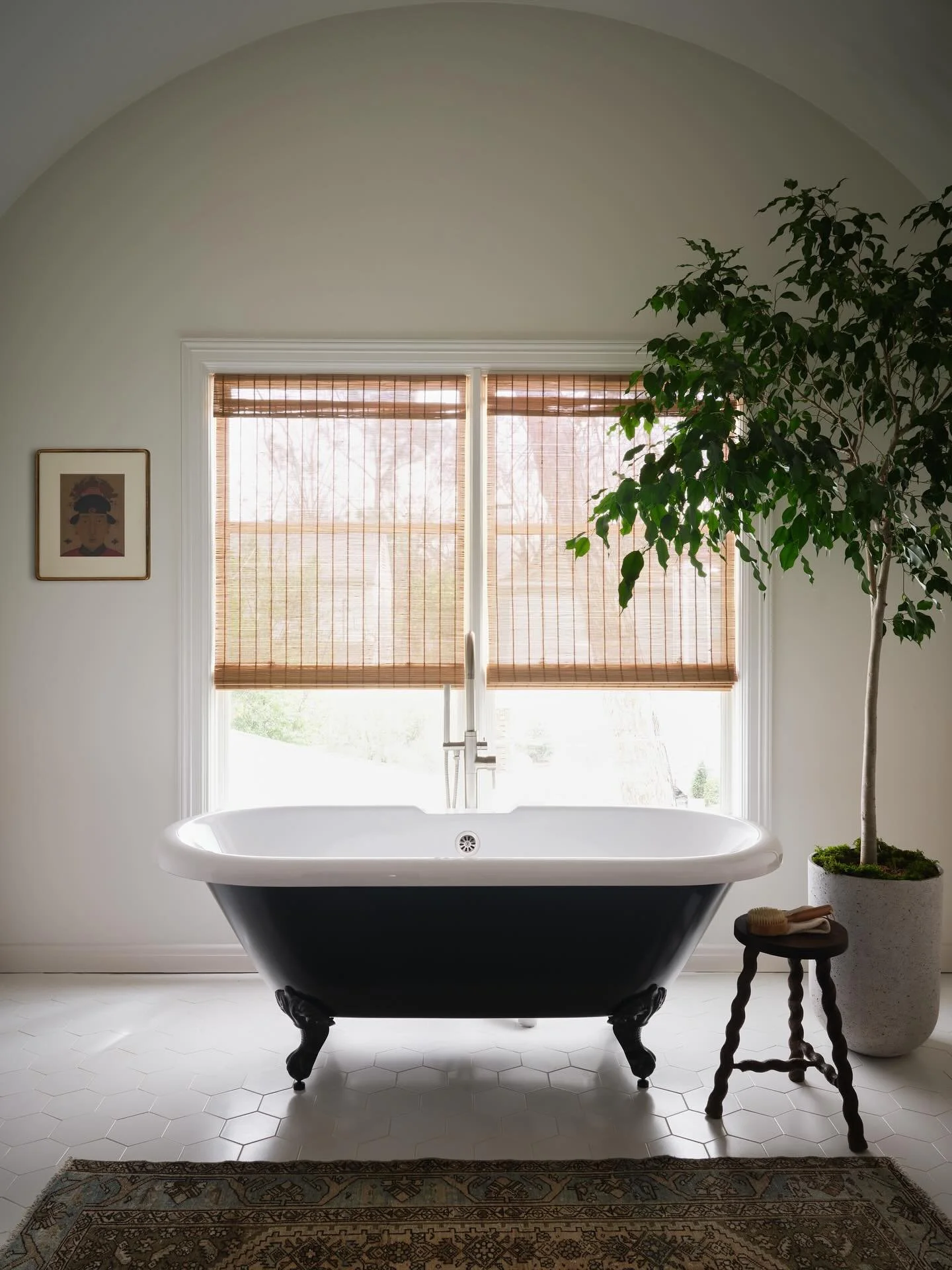 A serene spot for a warm bath

Interiors @dafandco 
📸 @lindsay_brown 
✨ @adamfortner