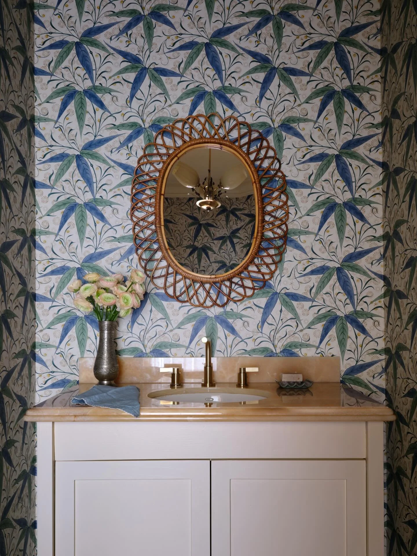 When in doubt, William Morris and a vintage pendant (in reflection)  will guide the way!

Interiors @dafandco 
📸 @lindsay_brown 
✨ @annkwak