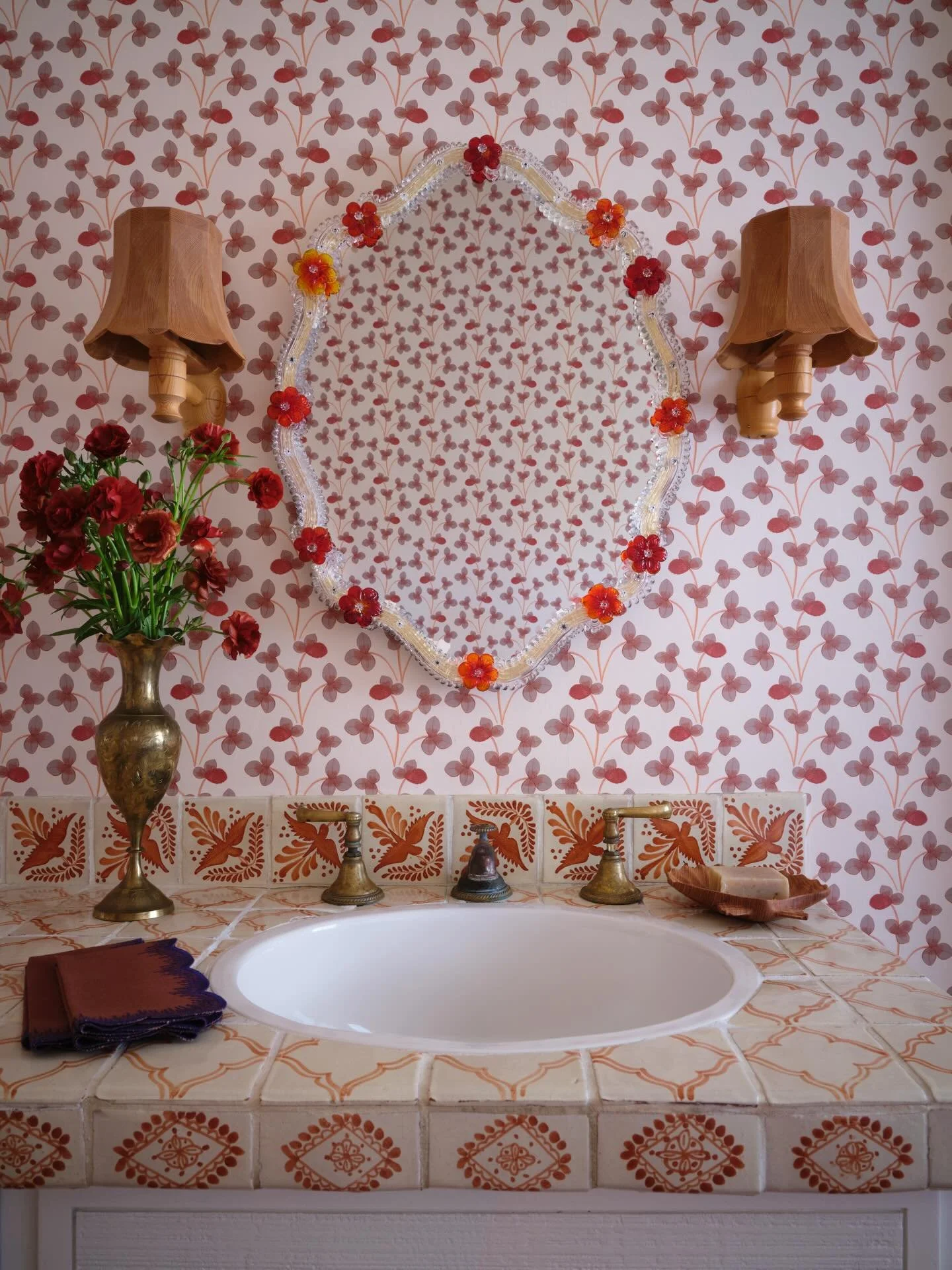 A little powder with a lot of personality. Original tile, vintage pine sconces, custom mirror, and new wallpaper. 

Interiors @dafandco 
📸 @lindsay_brown 
✨ @annkwak