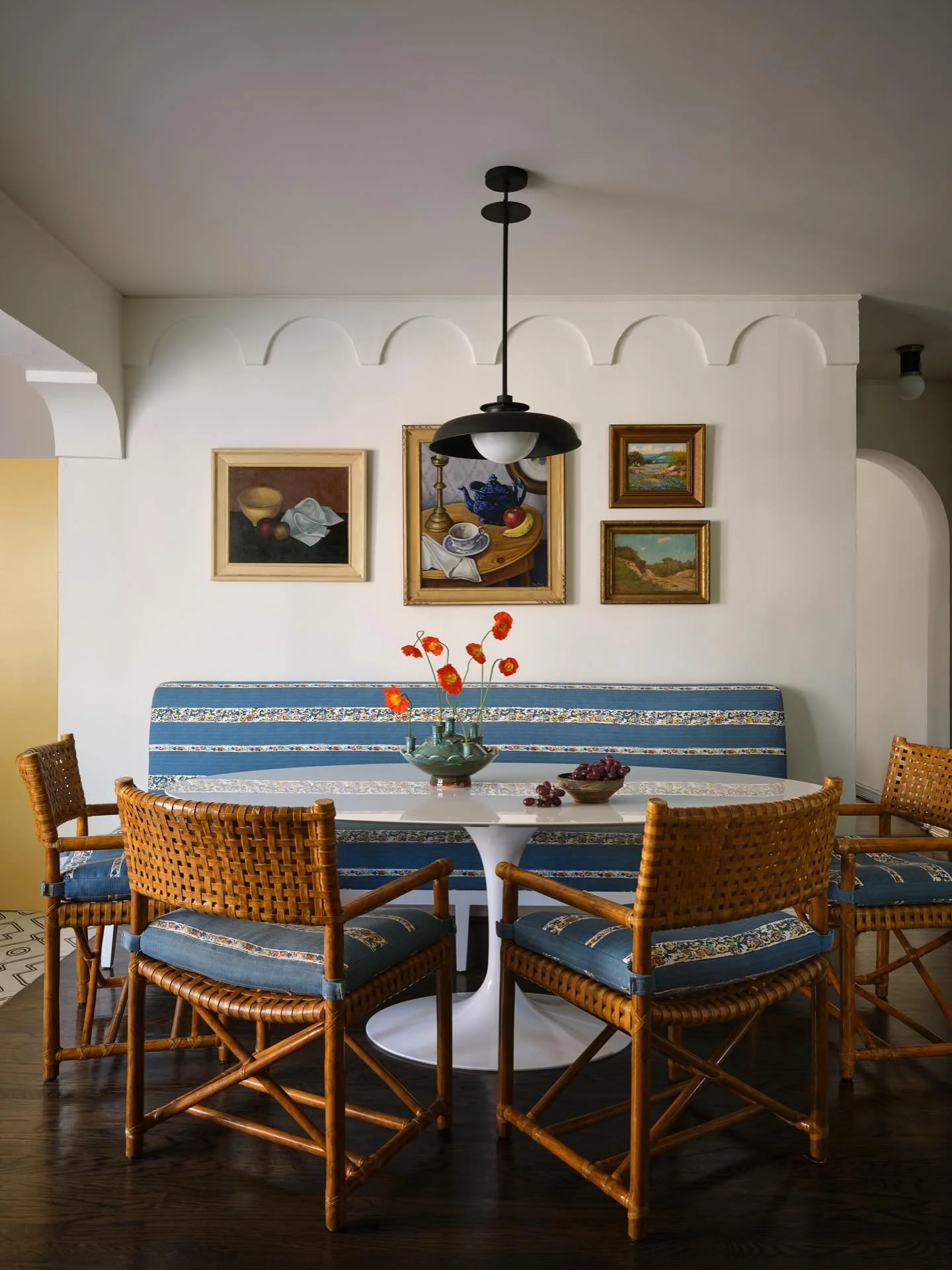 A happy spot for breakfast, homework, epic sibling chess battles and casual family dinners. This is where the memories are made. ✨ 

Interiors @dafandco 
📸 @lindsay_brown 
Styling @adamfortner