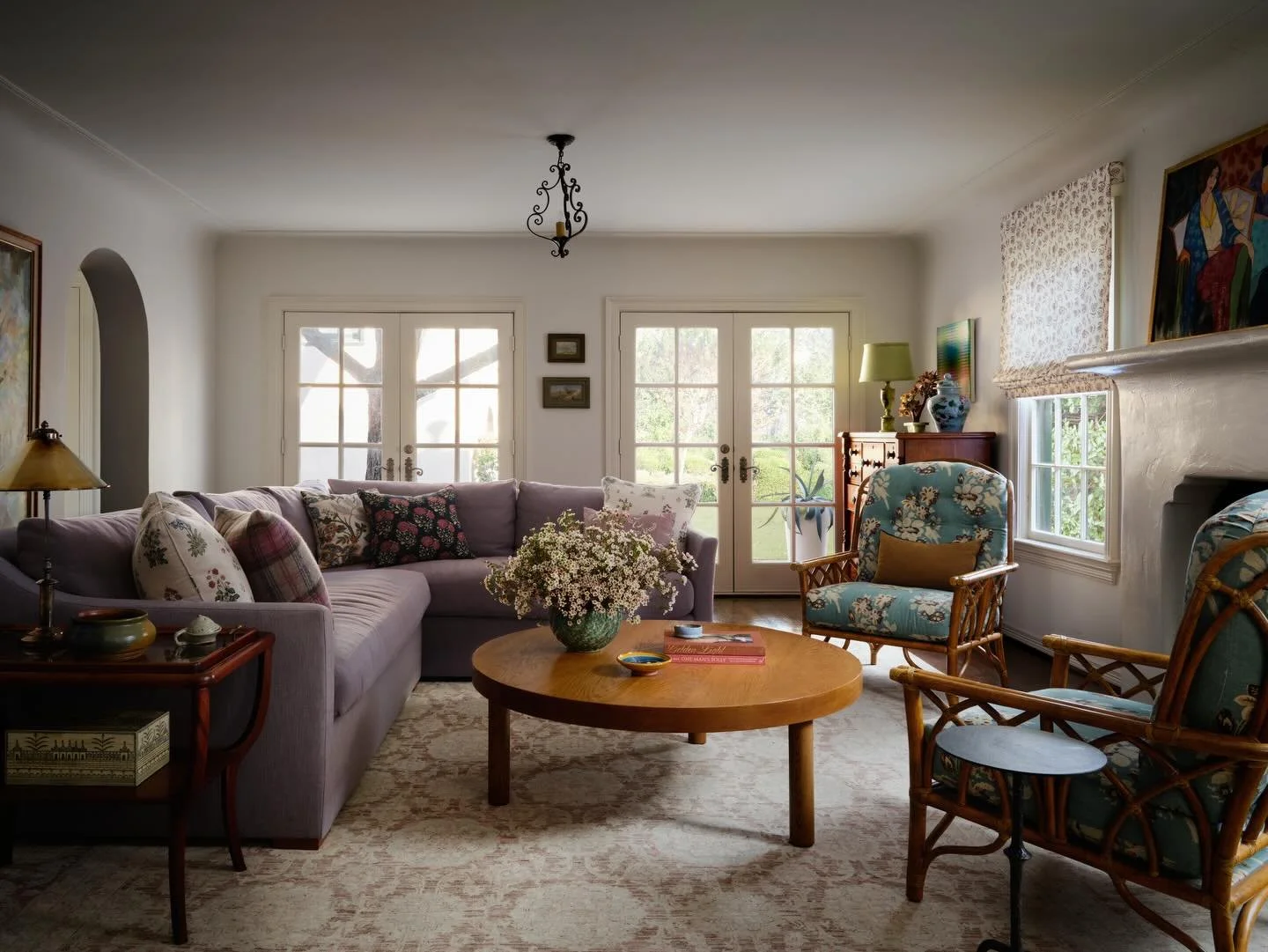 A cozy Highland Park family room&mdash;comfortable, lived-in, yet elevated. A space that works just as well for kids movie nights as it does for adults karaoke bashes. Hypothetically speaking. As featured on @1stdibs 

Interiors @dafandco 
📸 @lindsa