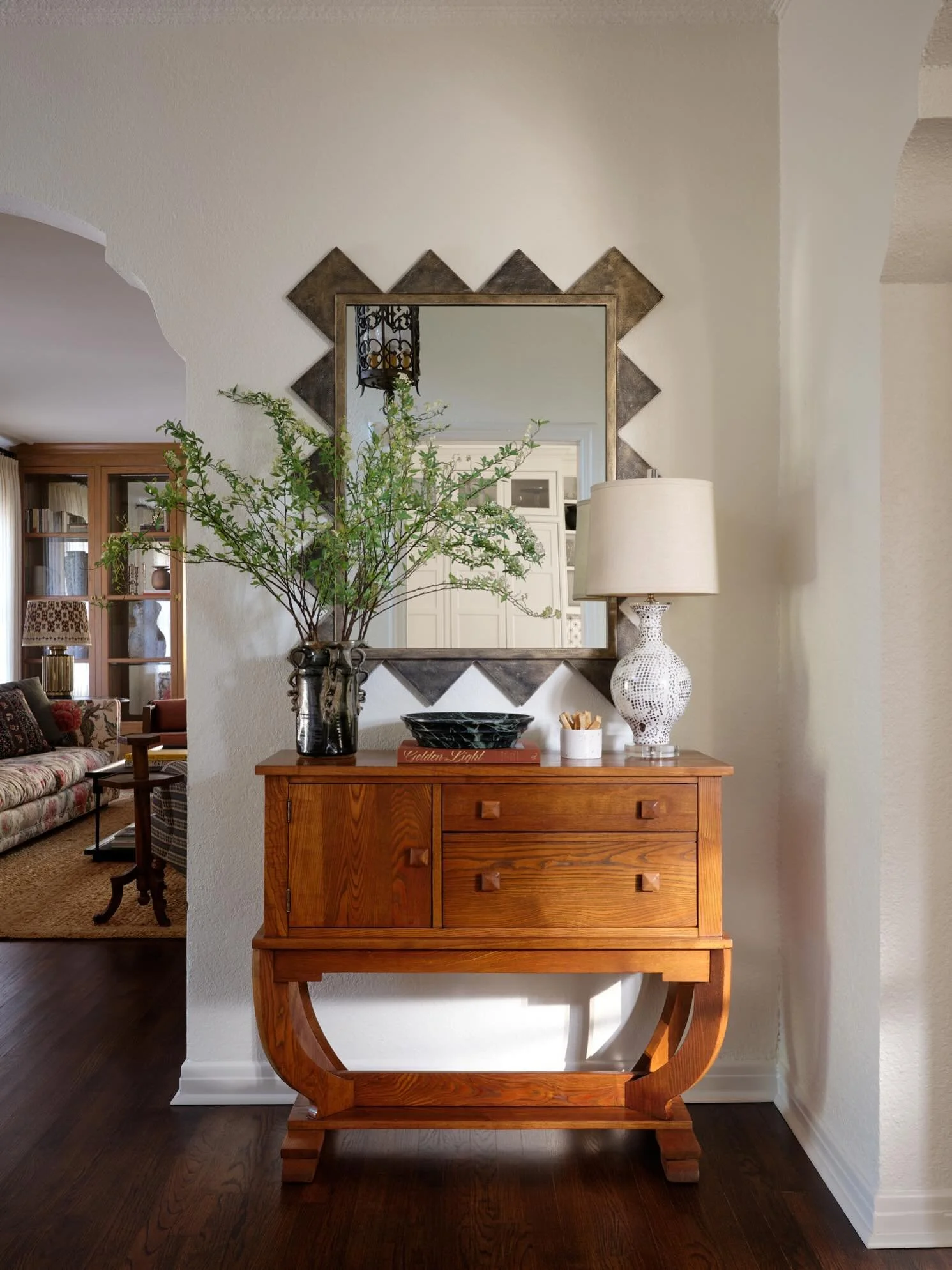 Safe to say I&rsquo;ve got a thing for vintage case pieces. The patina, the craftsmanship, the way they make any room feel collected instead of decorated.

Interiors @dafandco 
📸 @lindsay_brown @jeff_jones_photo