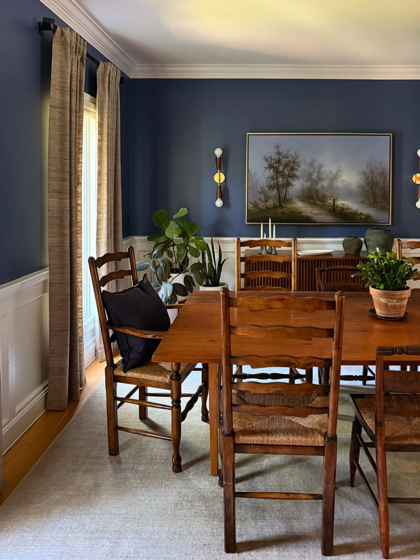 Vintage charm with modern touches. ✨
A mix of new and old in this space creates a Dining room that&rsquo;s comforting, inviting and full of character.

#neilandesignstudio #diningroomdesign #diningroominspo #cornersofmyhome #interiorstyled #ernestaru