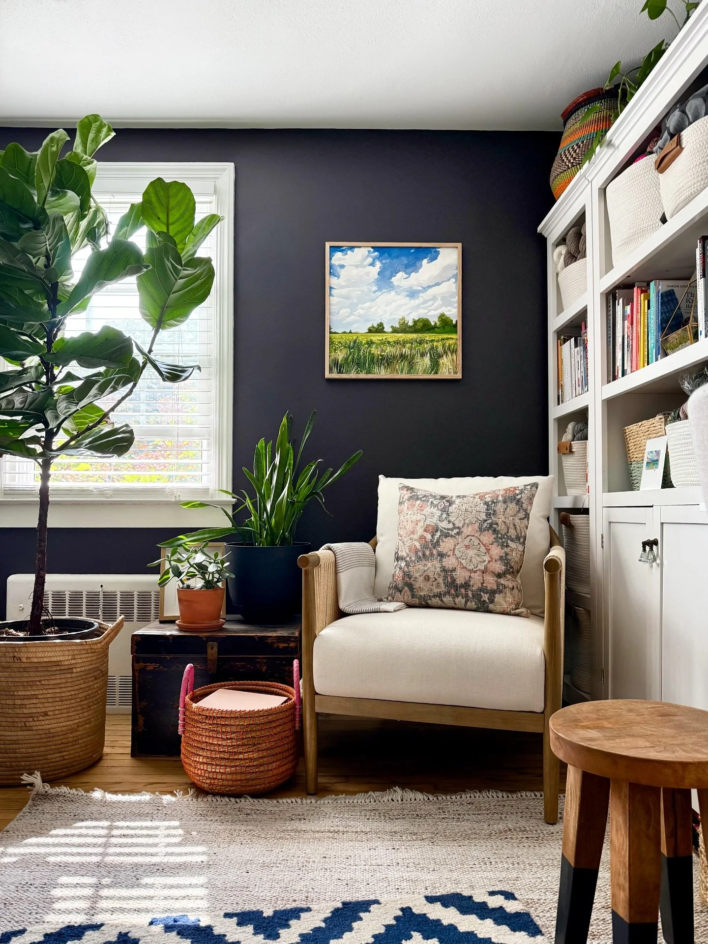 After a week of rain and gloom, it&rsquo;s wonderful to see the sun today!

A mix of colors and textures in this corner of the home office keeps things fun and inspiring.

#neilandesignstudio #cornersofmyhome #benjaminmoore #decoratingwithplants #int
