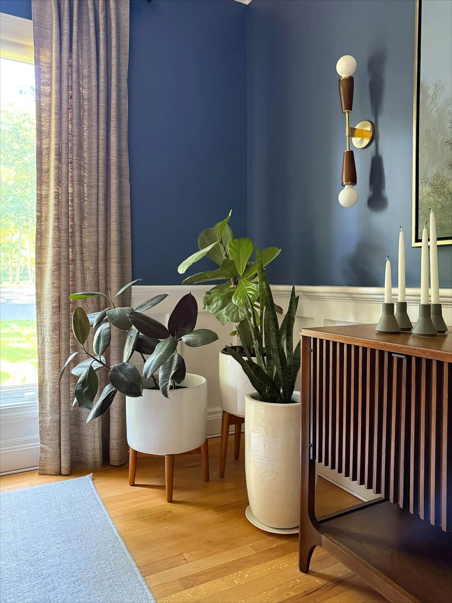 I&rsquo;m always an advocate for incorporating plants into the design process. 🌿 Beyond improving air quality, they introduce an organic element that naturally softens a space and brings in *life* 

#neilandesignstudio #interiorgreen #decoratingwith