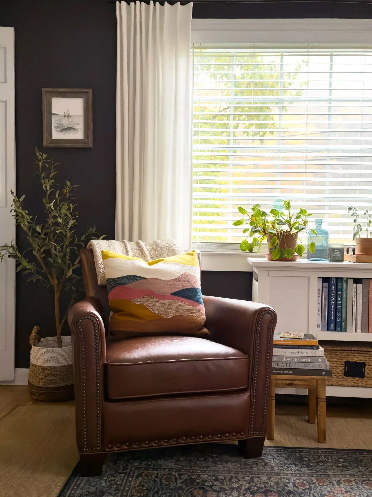 The spot that calls to you. Invites you to sit and just be. Slowly take in the day, drink your coffee, read for a bit. The spot that says &lsquo;take a moment for yourself&rsquo;.

#neilandesignstudio #cornersofmyhome #thisoldhouse #cozyhomedecor #co