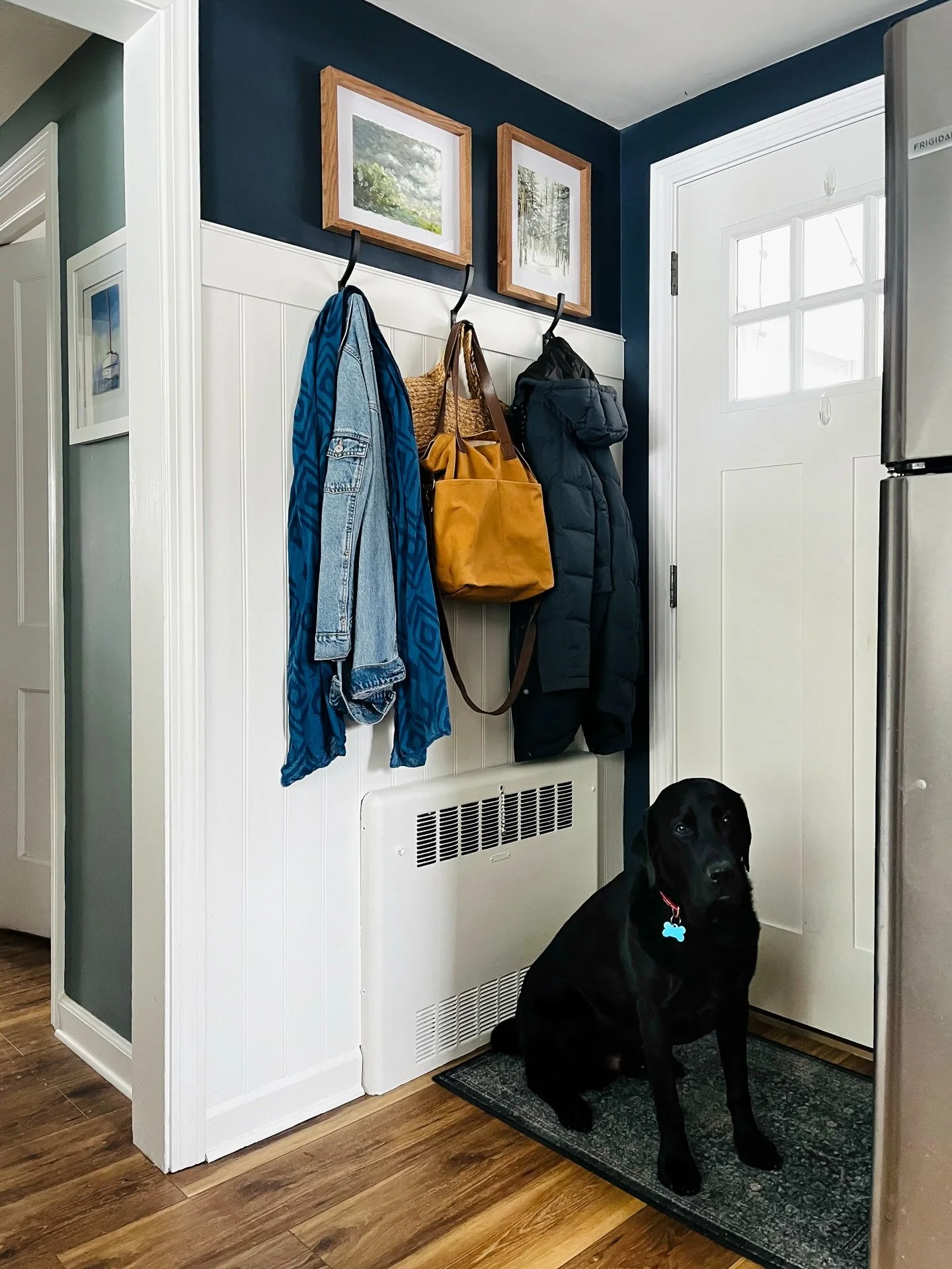 ✨ When your home doesn&rsquo;t have a true mudroom, creating a small, hardworking drop-zone feels like magic. A few sturdy hooks providing a spot to hang bags and jackets makes all the difference - especially this time of year.

#neilandesignstudio #