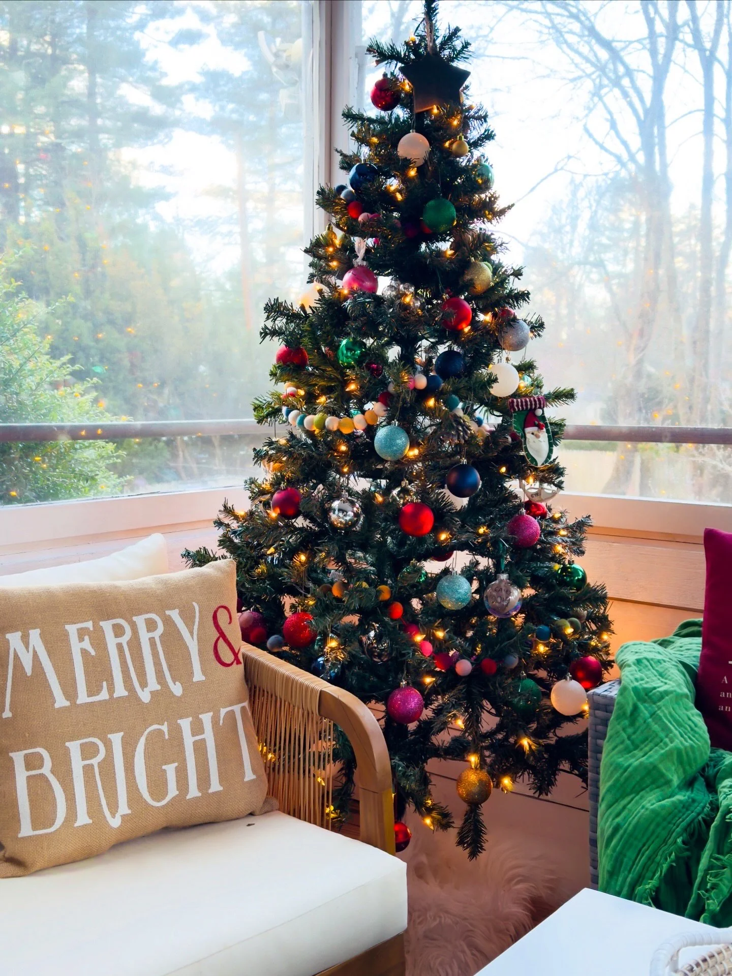 Wishing everyone Happy Holidays! ✨

Christmas cheer is here ✔️
Stockings hung by the chimney with care ✔️
Too much sugar already consumed 😆✔️

#cornersofmyhome #thisoldhouse #cozyhomedecor