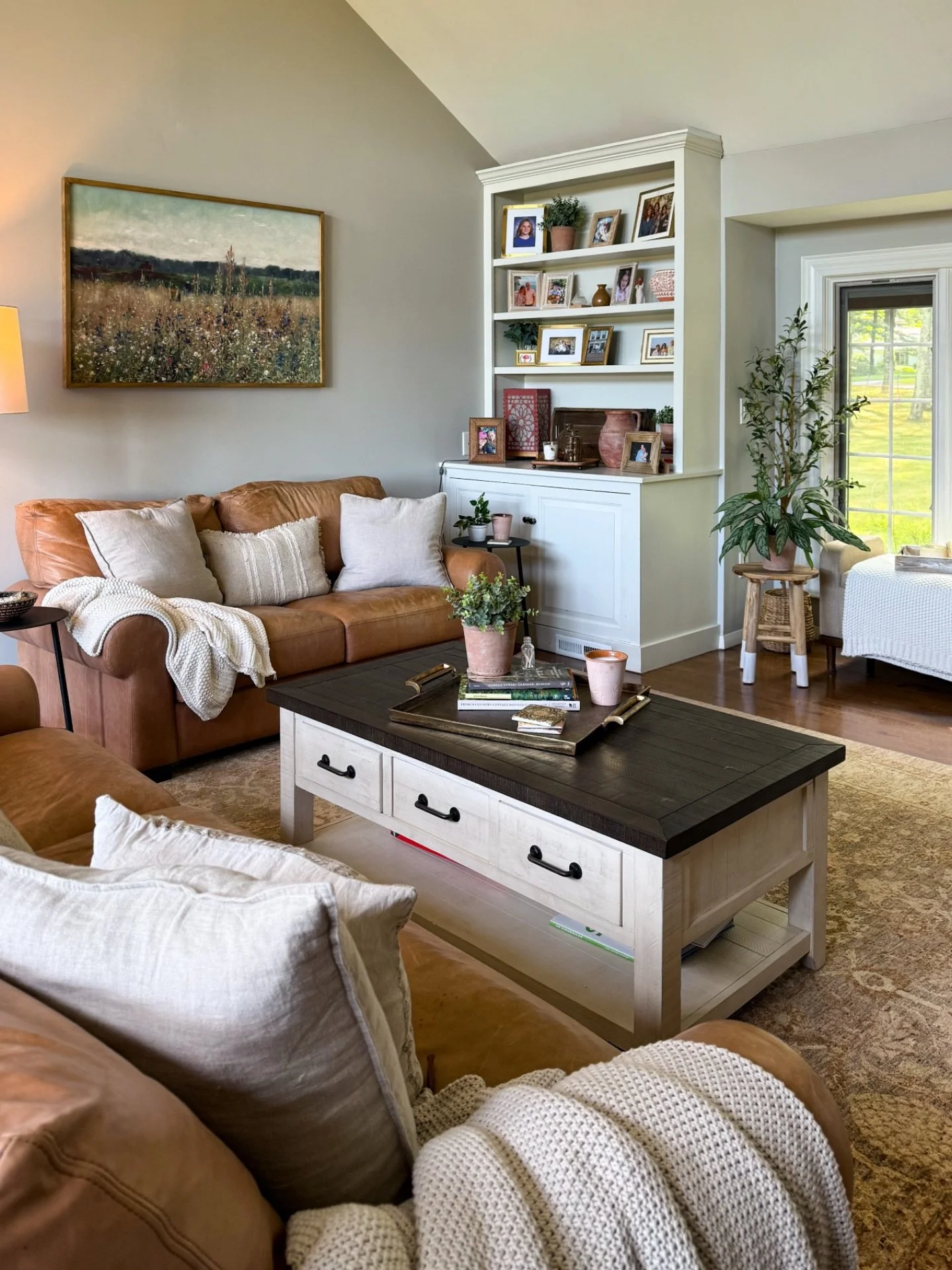 Soft textures, warm neutrals, and a space that&rsquo;s officially ready for spring 🌸☀️ 

Nothing like a little seasonal refresh to make a room feel lighter and brighter.

Neilan Design Studio can help with that 😉

#neilandesignstudio #interiorstyle