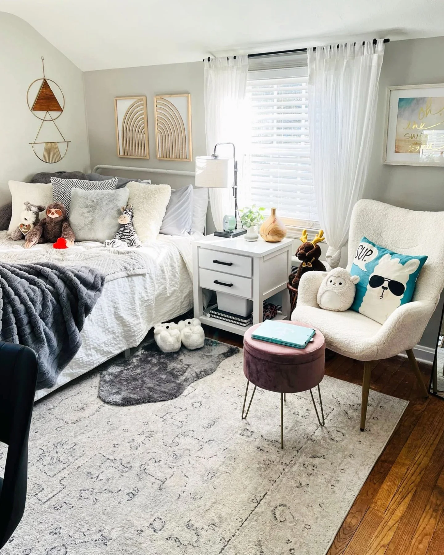 There&rsquo;s something special about teen bedroom makeovers. 
Color choices, playful texture, art, layers, cozy seating&hellip; details chosen to reflect their personality and give them a space that feels all their own. So much fun! ✨

#teenbedroom 