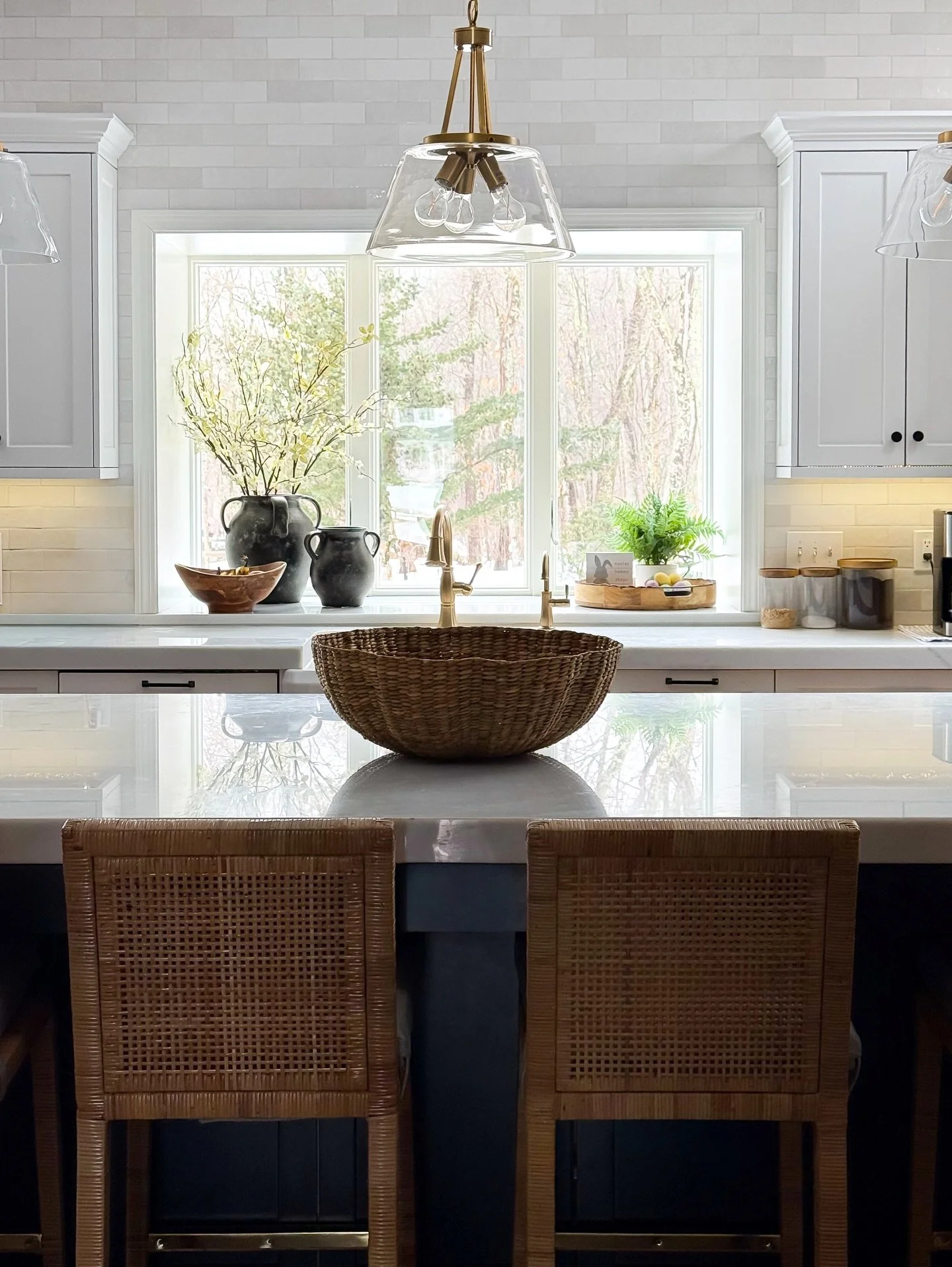 There&rsquo;s something so striking about the balance of simplicity and contrast &mdash; the warmth of natural woven textures, organic shapes, and organic elements layered against the clean lines and structured architectural details. ✨

#neilandesign