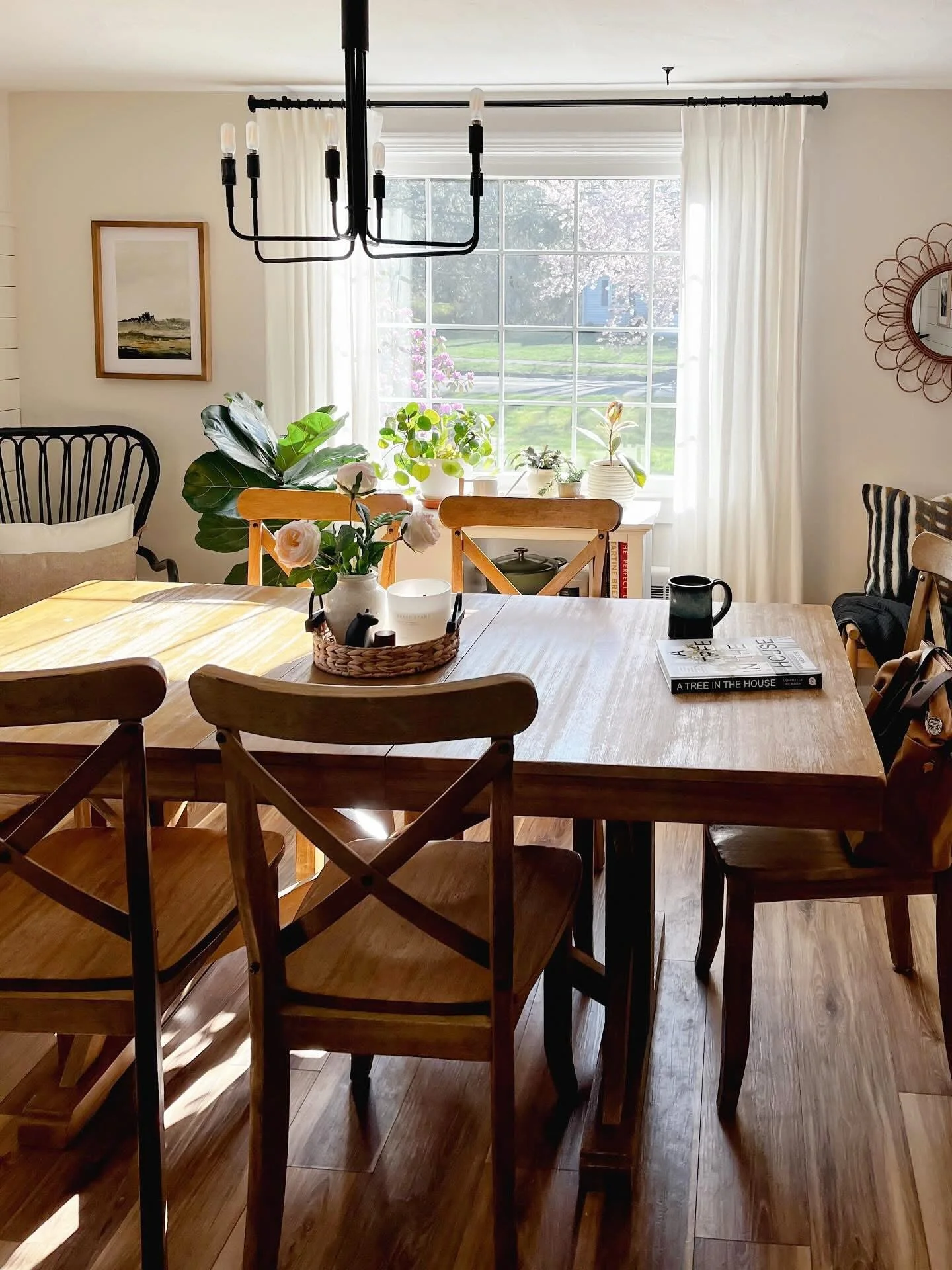 The shift from a soft gray dining room to a warm off white dining room seemed subtle to some&hellip; but made a huge difference to others 🙋🏻&zwj;♀️ 😂

Sometimes I miss the rug underfoot in this room but really, no regrets.

Small changes can have 