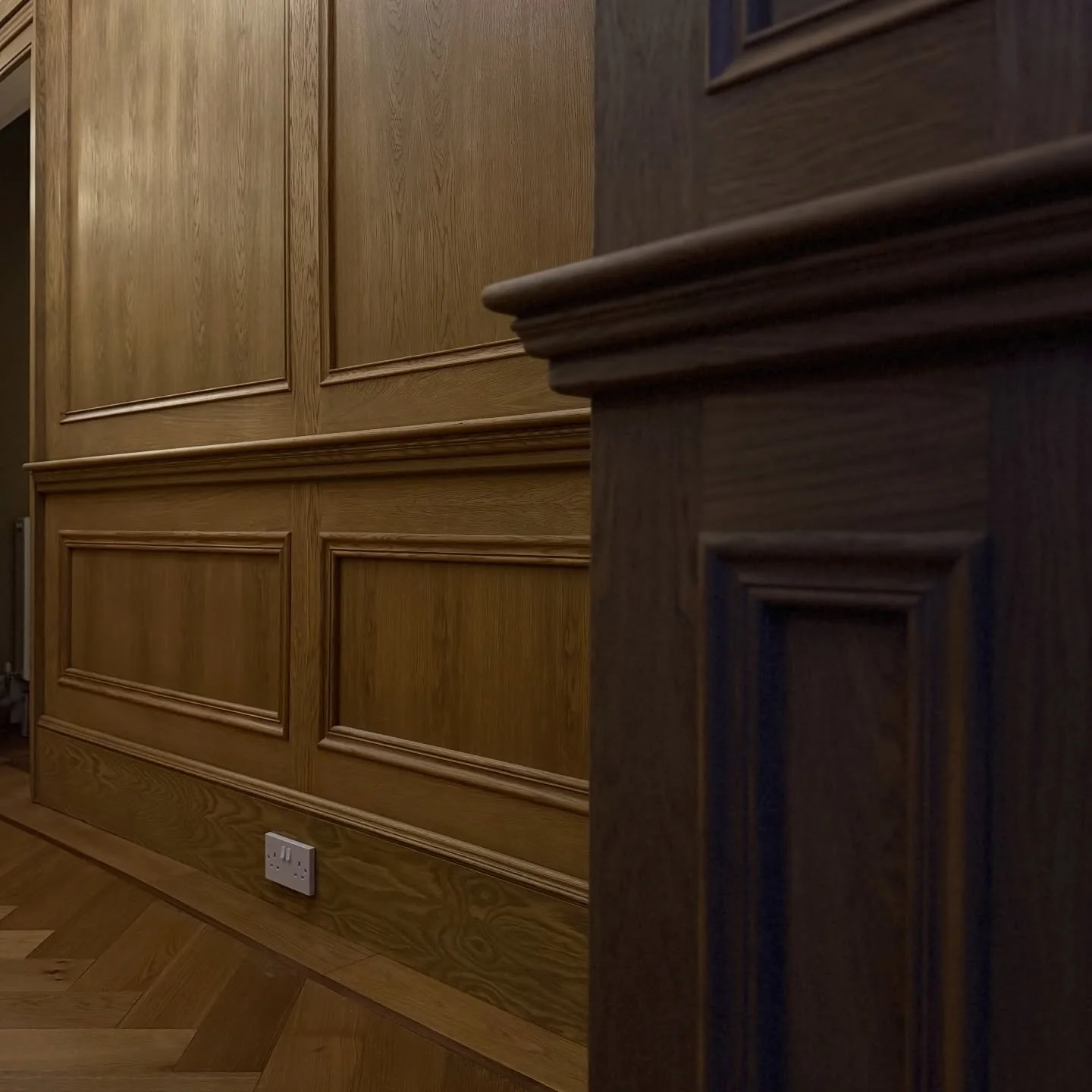 Some oak panelling and herringbone flooring. 

All the panels were made in the workshop and it all went to plan when fitting.

Solid oak finished with @rubiomonocoatuk &ldquo;Antique Bronze&rdquo; 

Email for any enquiries 🤠

.
.
.
.

#joinery #pann