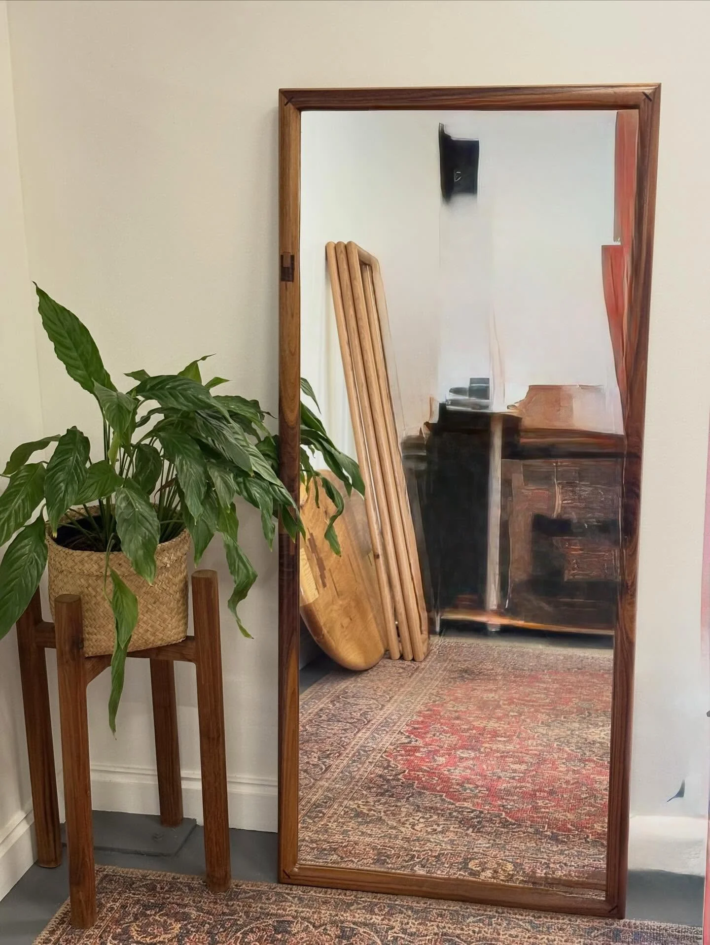 Some of our gorgeous handmade mirrors available to purchase. 

Drop me a DM for more info ✌🏻

#mckinlaybuilt #mirrors #handctafted #helensburgh #glasgow