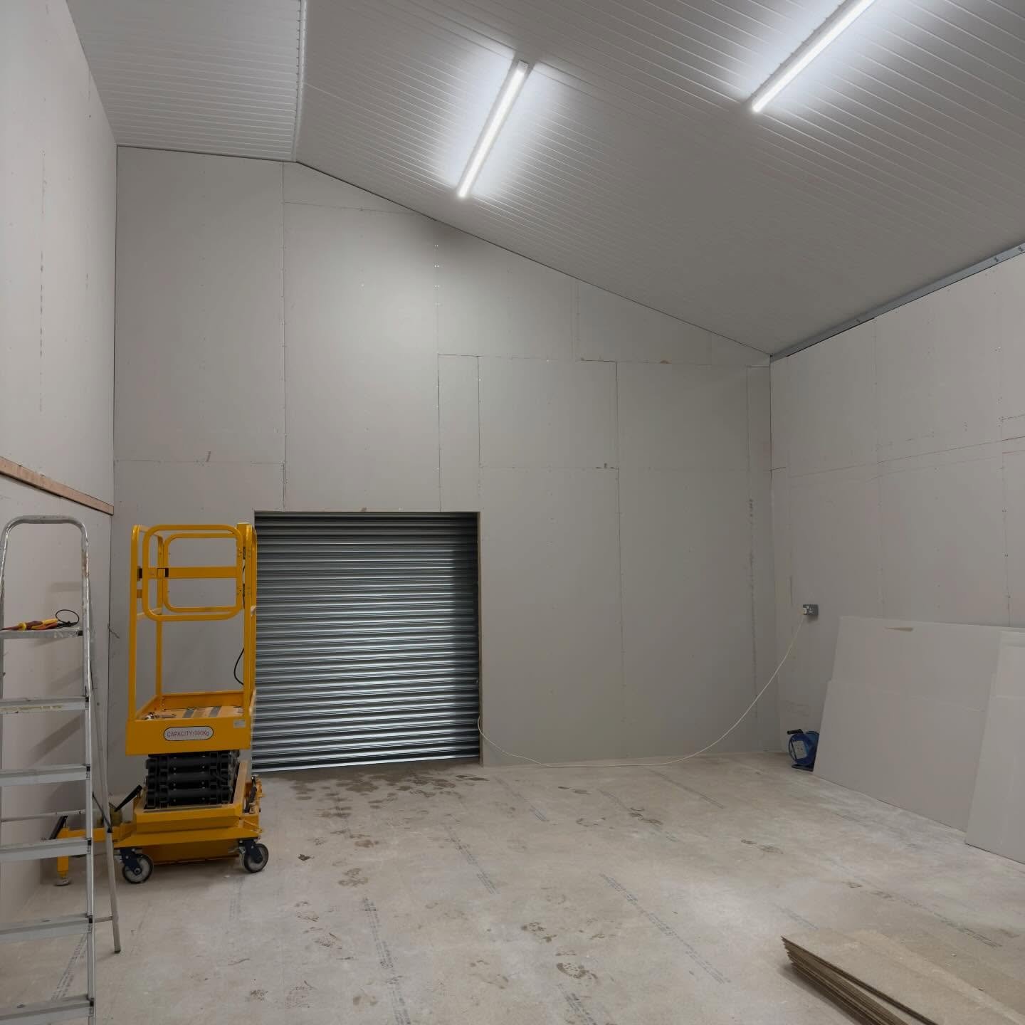 This is what we love to see &mdash; a space completely transformed 🙌

We recently finished this commercial unit fitout, taking it from an empty shell to a ready-to-use space. Flooring, walls, insulation...

Whether it&rsquo;s a full unit transformat