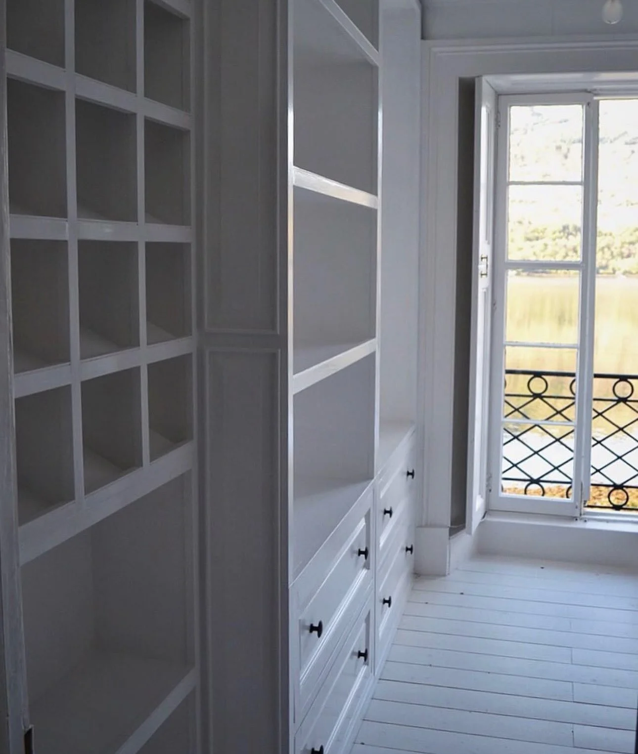 Beautiful bespoke bookcase made by us complete with sliding ladder. 

DM to discuss your next project today 

#HandmadeFurniture #bespokebookcase #interiors #helensburgh #glasgow