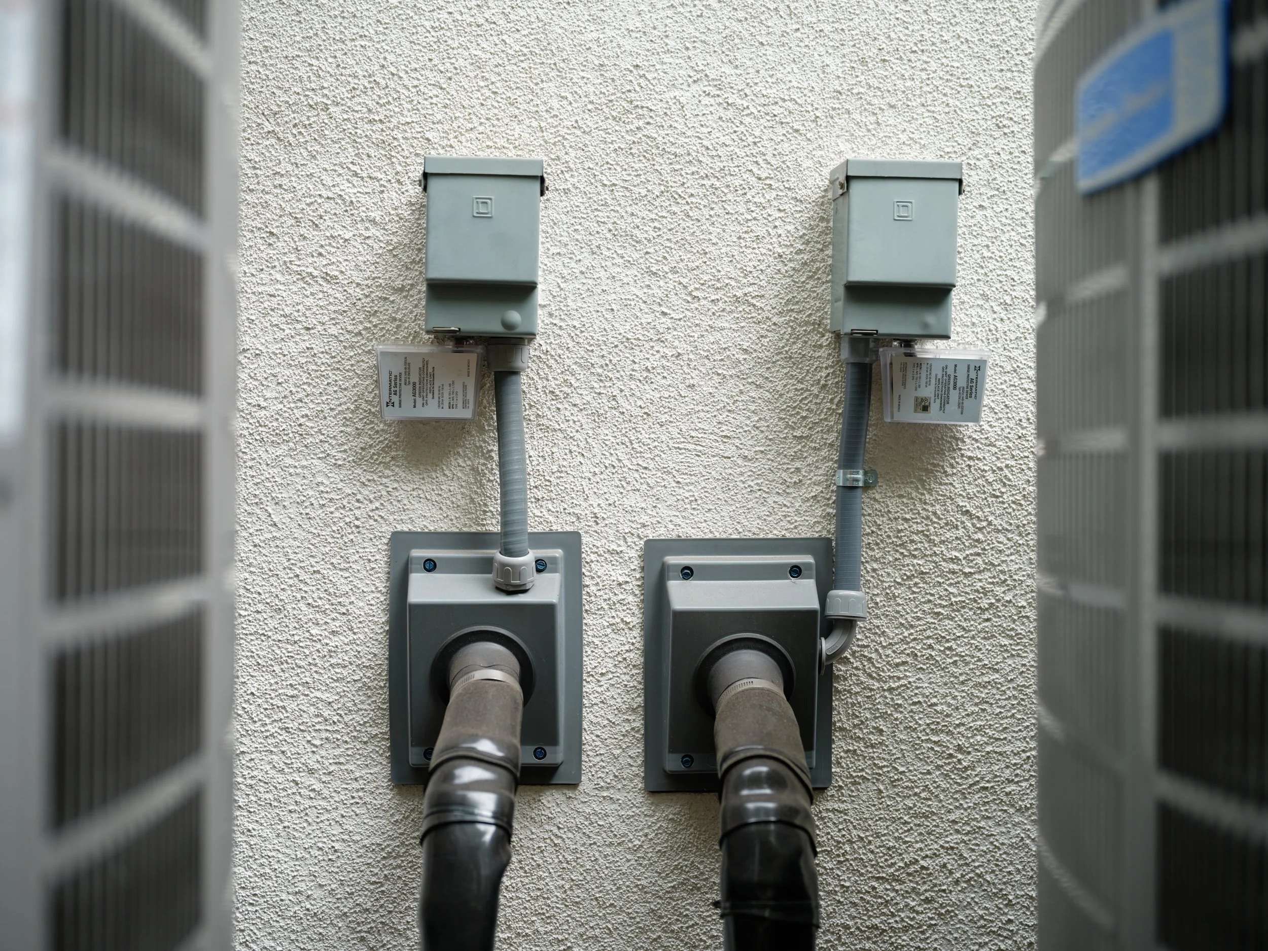 HVAC electrical disconnect boxes and conduit connections for outdoor air conditioning units
