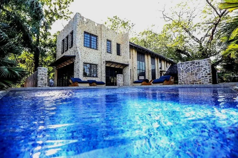 Stone+castle+pool.jpg