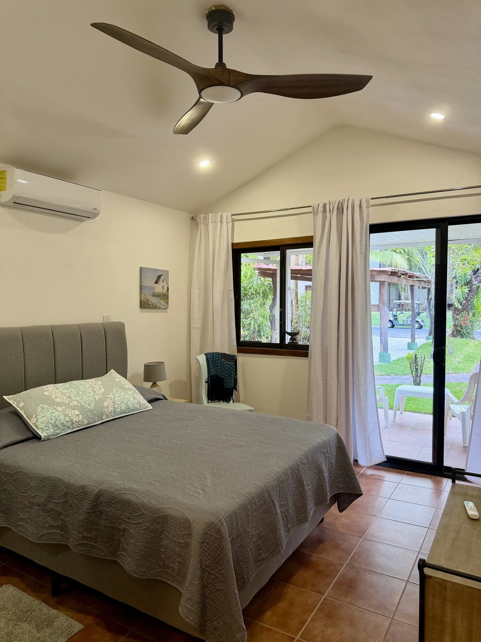 Semi 521 bedroom.jpg