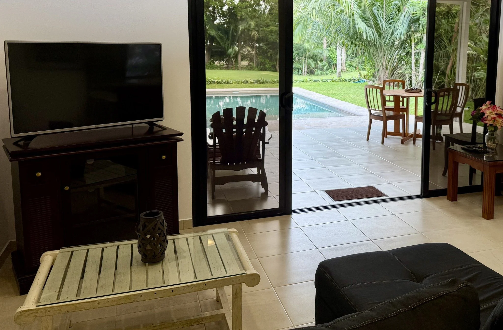 Semi 521 living room.jpg