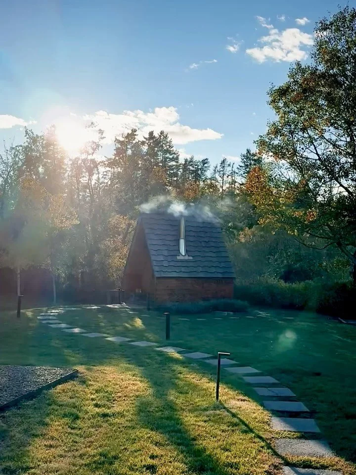 📍 Apr&egrave;s Whitefish &mdash; Whitefish, Montana
Located just outside downtown, this boutique hotel nails the vintage-Montana vibe + modern comfort. Warm wood tones, soft lighting, and thoughtful design details everywhere you look.

As someone wh